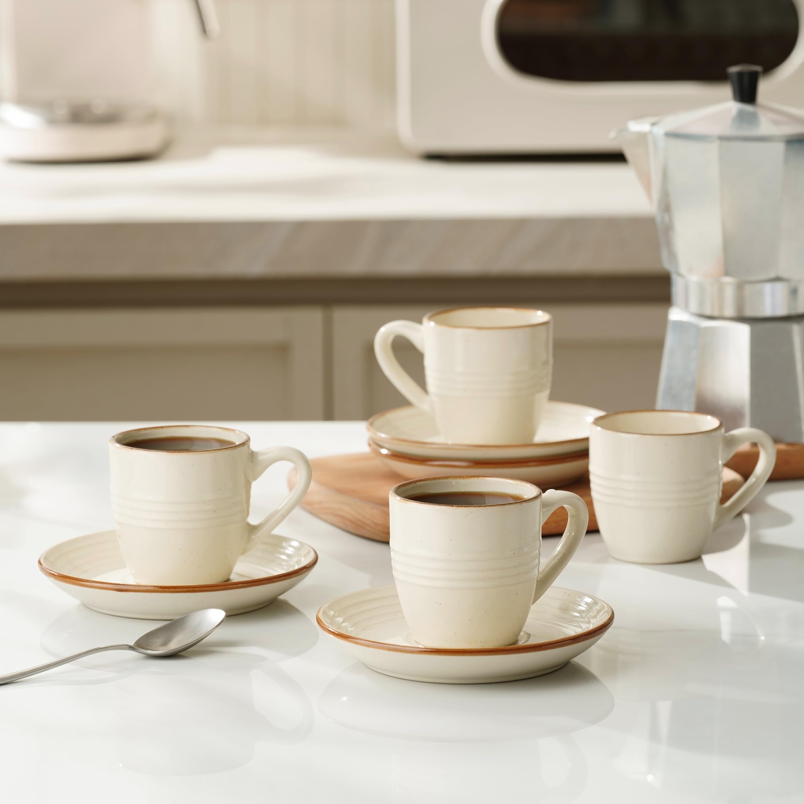 famiware Jupiter Lot de 4 tasses à expresso et soucoupes en céramique de 88 ml avec poignée, tasse en forme de spirale en grès pour thé, latte, café, passe au micro-ondes et au lave-vaisselle, blanc