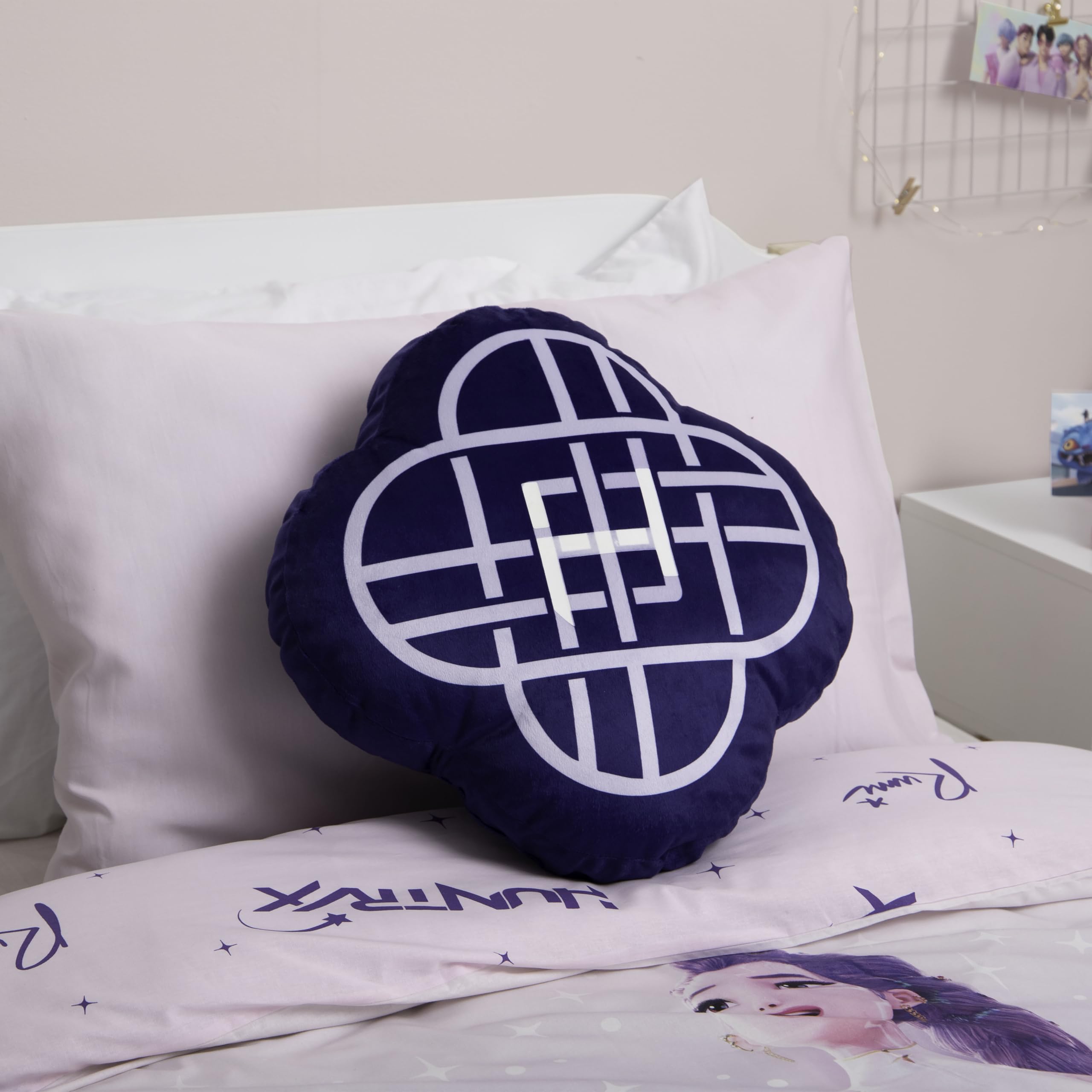Cuscino sagomato con licenza ufficiale K-Pop Demon Hunters | Design Huntrix lampeggiante | Emblema che si illumina al buio | Perfetto per l'arredamento della camera da letto o del soggiorno 40 x 40 cm