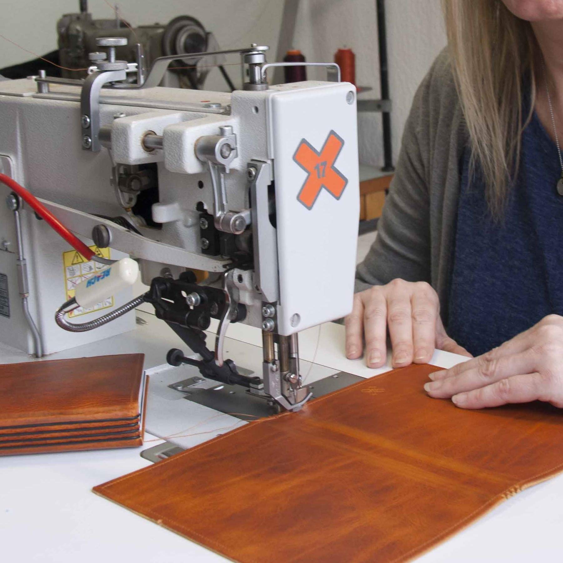 A4+, revolutionäres, nachhaltiges X17-Konzept für Notizbuch, Personal Organizer und Terminplaner/Hülle für 3 Hefte! Belgisches Leder dunkel-braun, Kastanie, Made in Germany, 17 Jahre Garantie*