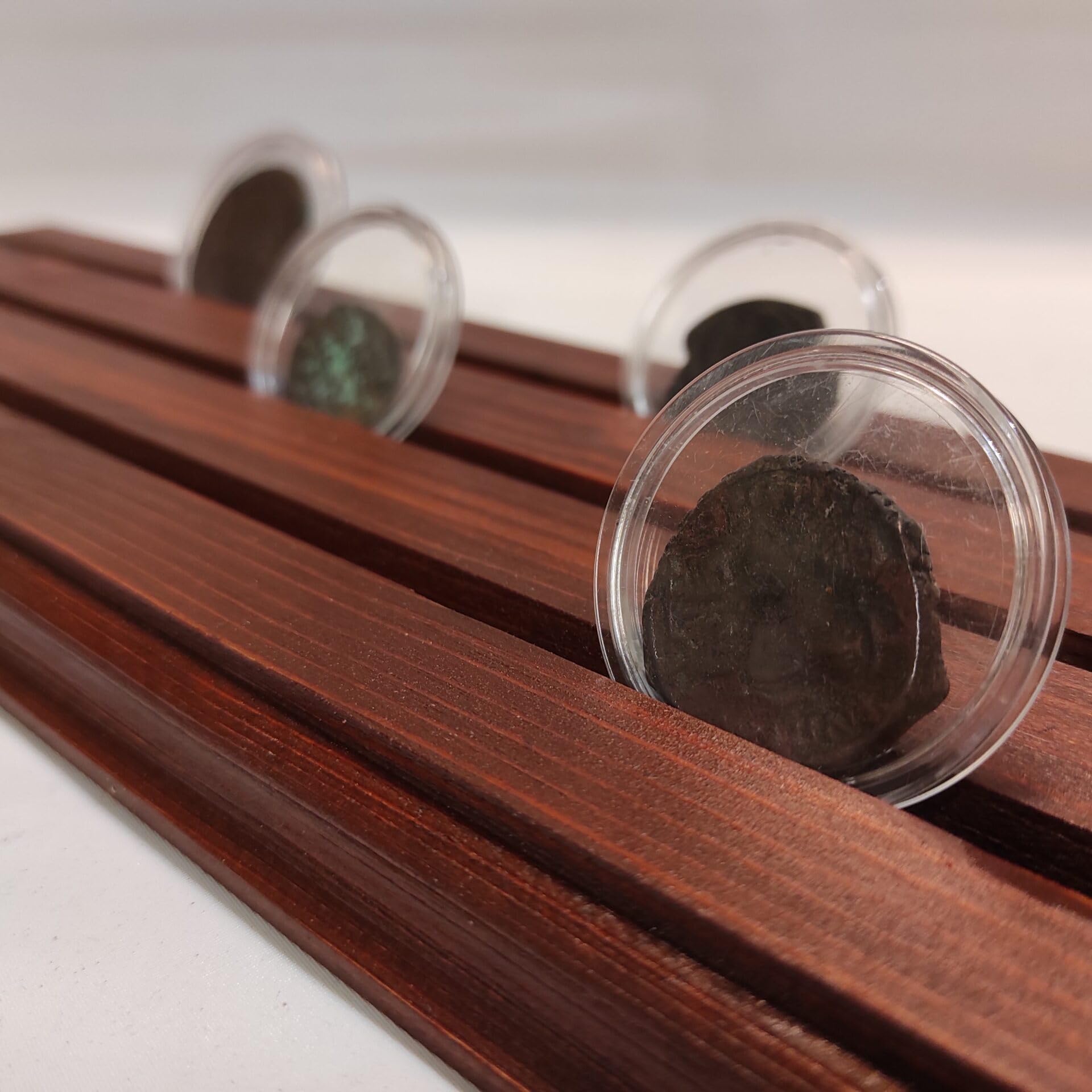 Expositor de Madera Maciza Artesanal para Monedas y Medallas, 3 Filas, Compatible con Cápsulas hasta 41 mm, Soporte de Mesa para Coleccionistas
