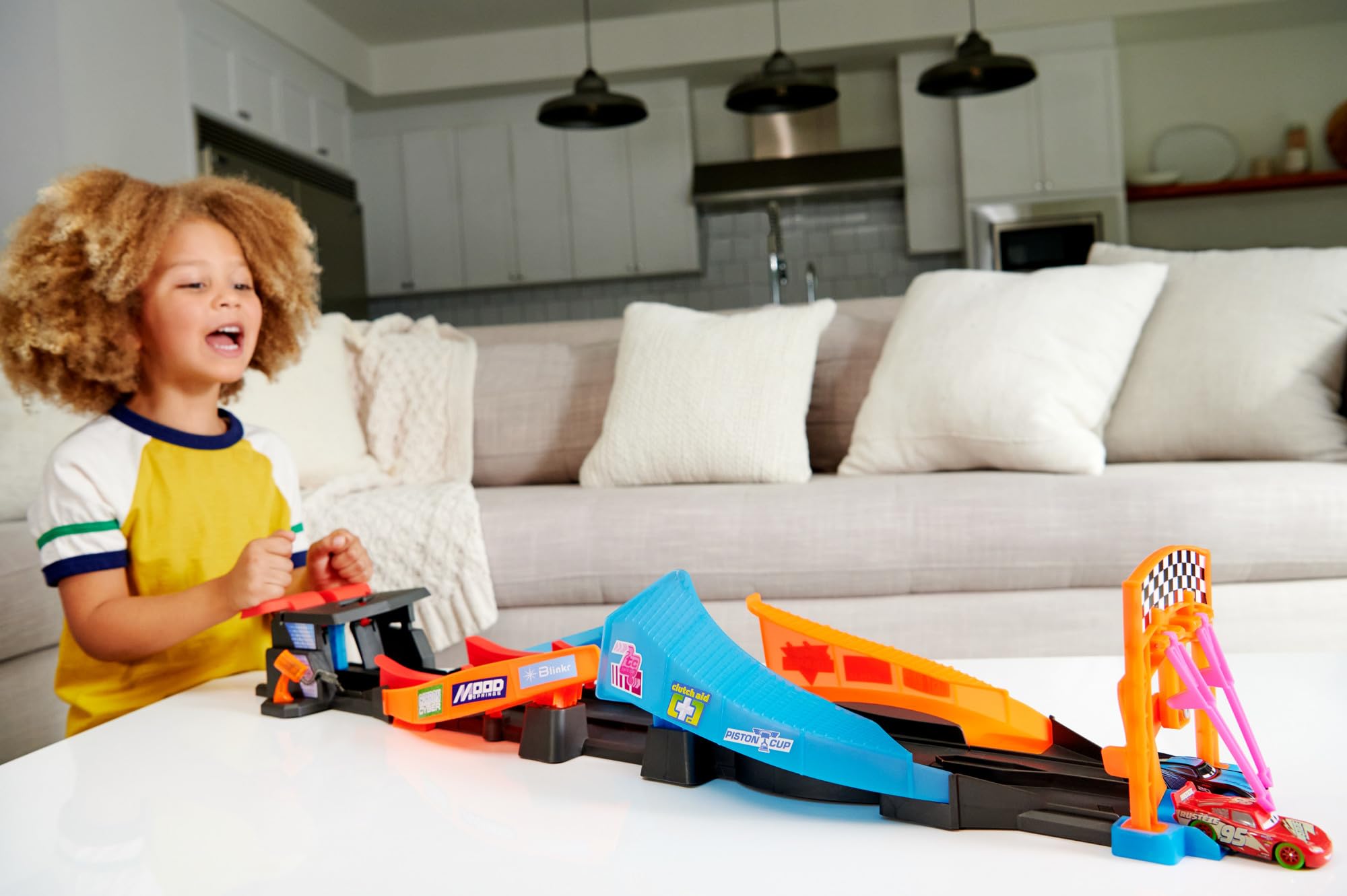 Mattel Disney Pixar Cars Night Racing Pista para coches de juguete que brilla en la oscuridad, incluye 2 vehículos, +3 años (HPD80)