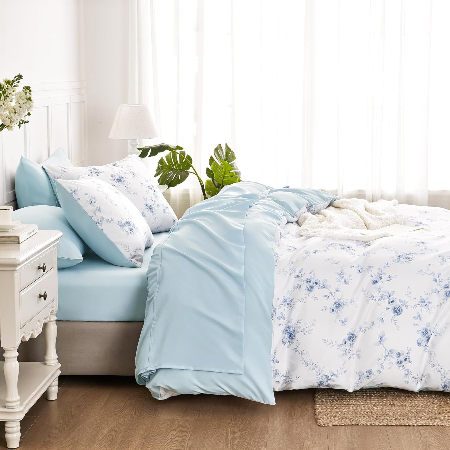 Wake In Cloud - Floral Duvet Cover Set, Shabby Chic Coquette Cottagecore Farmhouse Style with Romantic Flower Pattern, Soft Lightweight Bedding, 3-Piece, Blue White, Queen Size