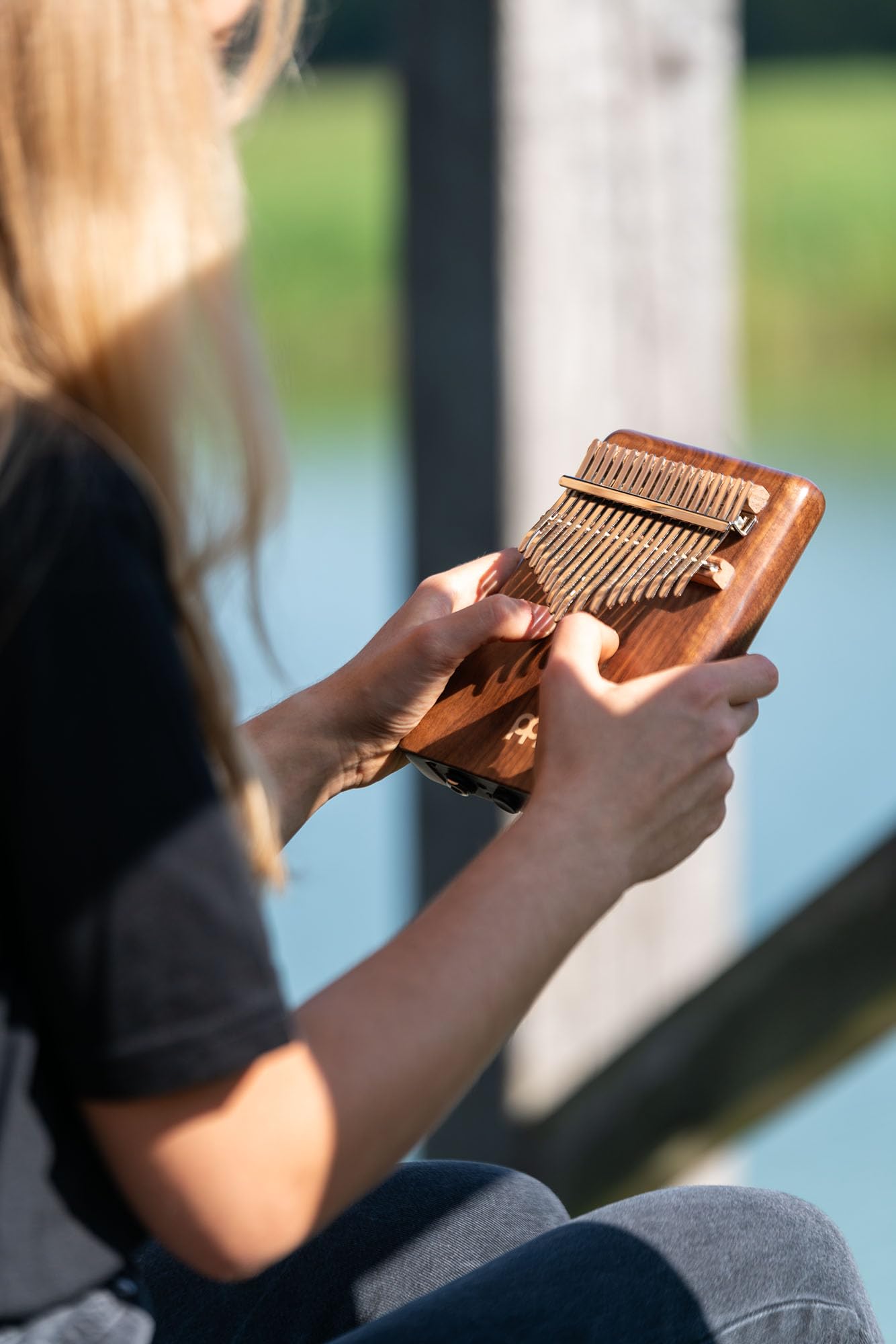 Meinl Percussion Solid Pickup Kalimba - fortepian kciuk z przetwornikiem - Tuning D B G E C A F D C E G B D F A C E - orzech włoski, naturalny (PKA17AW)