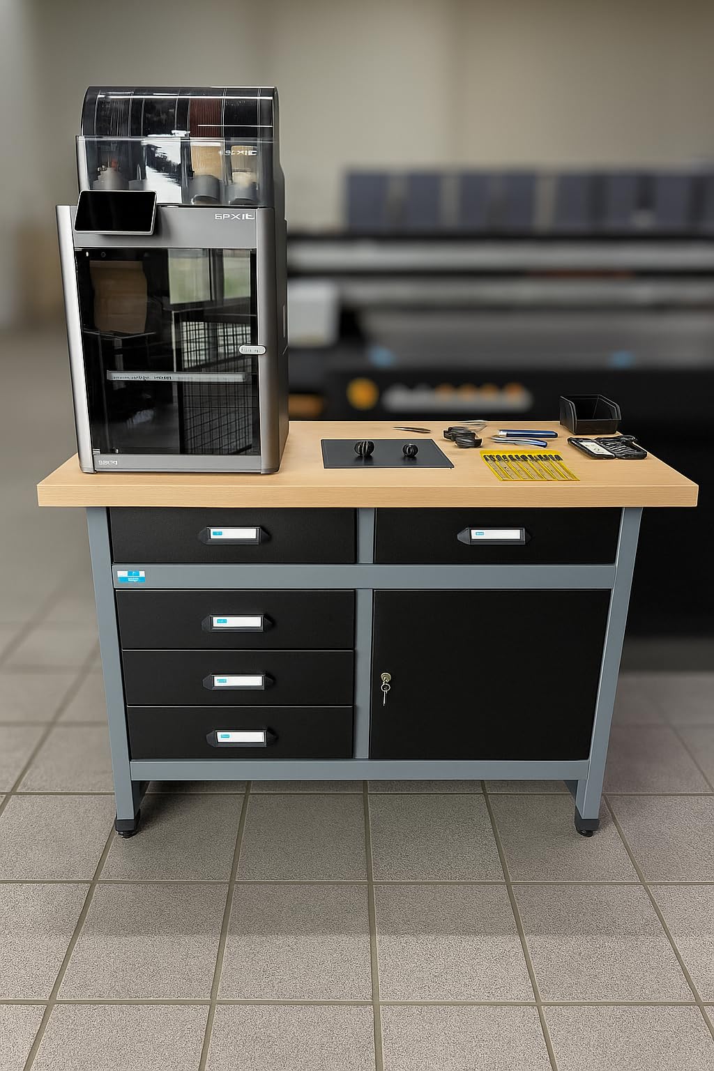 Küpper Werkbank für 3D-Drucker, 120x84x60cm, 5 Schubladen, 1 Tür, 300 kg Traglast, hochwertige, abwaschbare Echtholz-Furnierplatte
