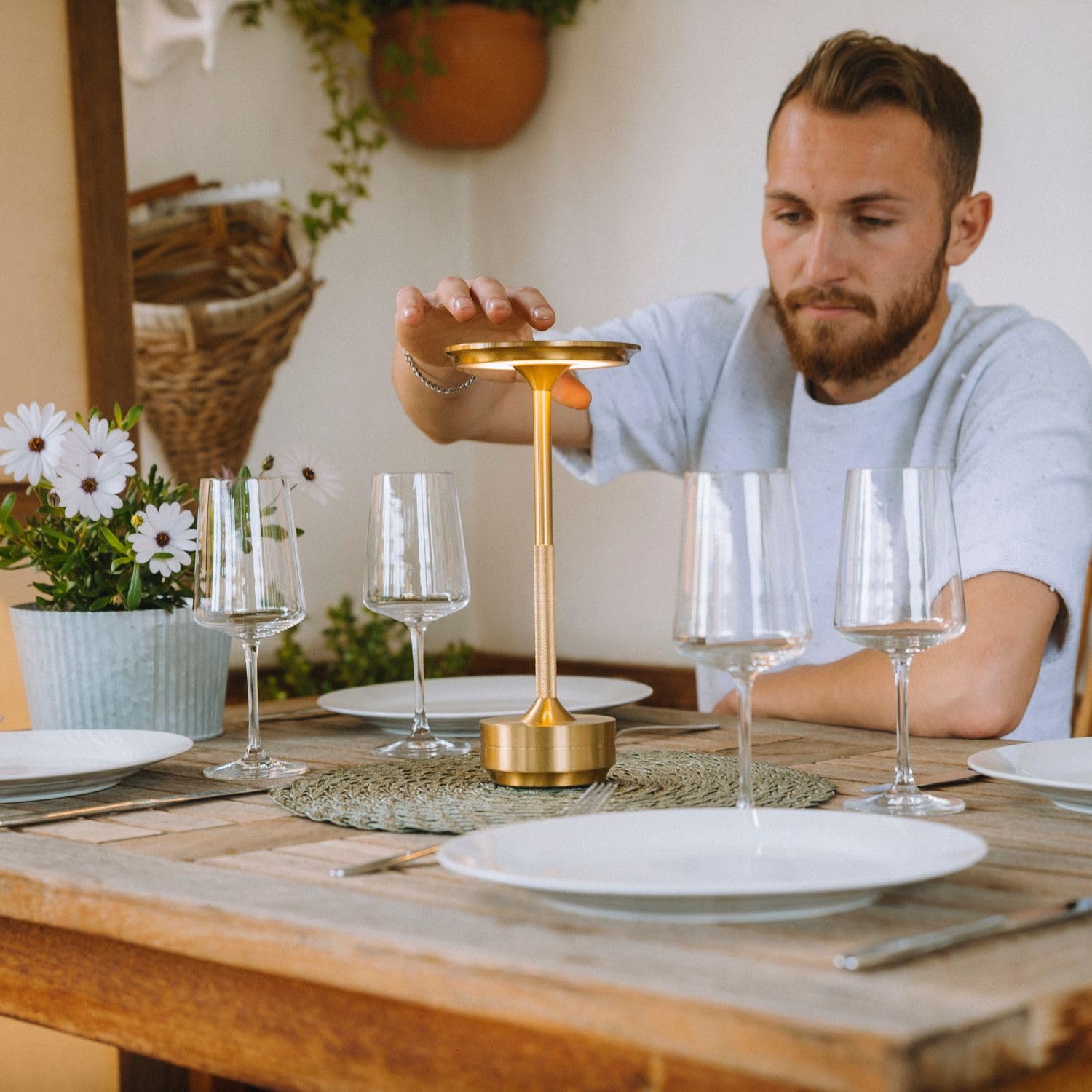 TAP Light Retro Tischlampe Gold Dimmbar I Aluminium Vintage Lampe mit modernem Design I 28cm Hoch Akku betrieben I Elegante Nachttischlampe egal für Wohnzimmer, Esszimmer& Schlafzimmer
