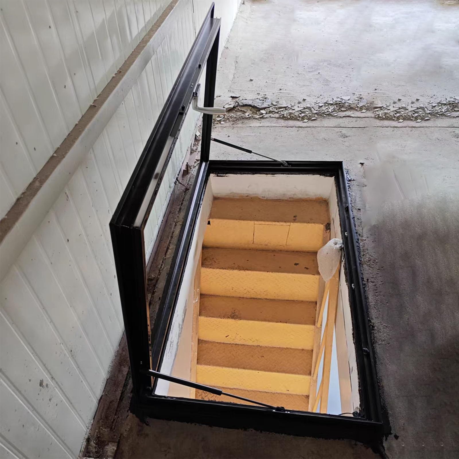 Portello in acciaio zincato con gas e accesso loft LockSecure C Finestra di accesso Hatch Copertura per case e aziende Facile installazione