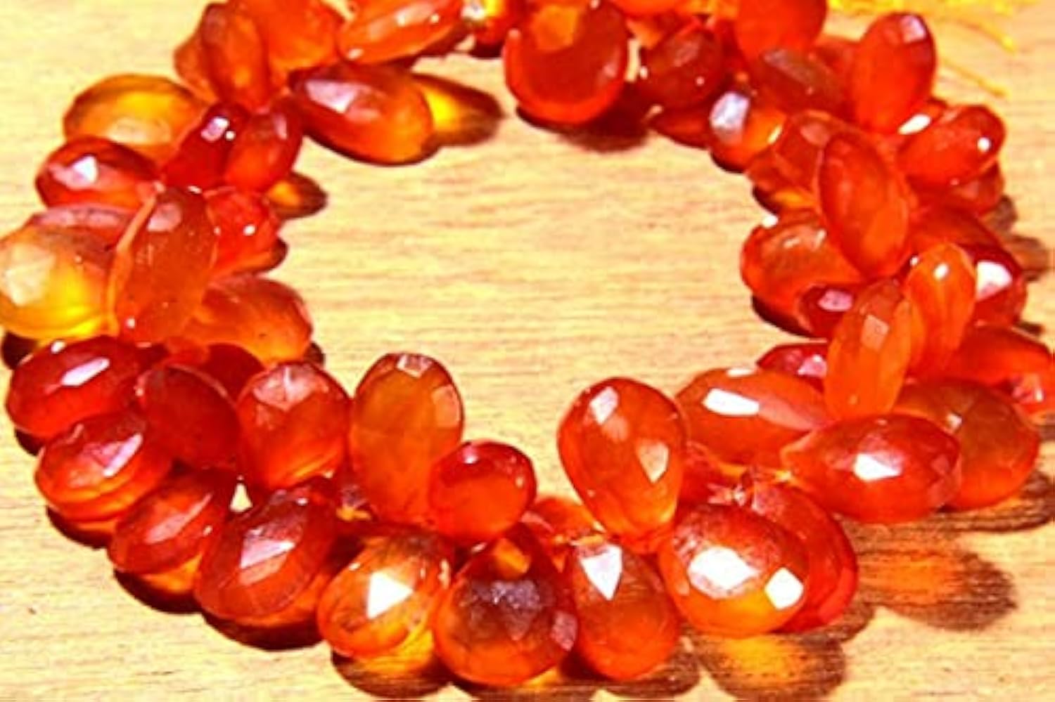 Calcédoine orange en fil de perles poires facettées pour fabriquer des bijoux d'été uniques