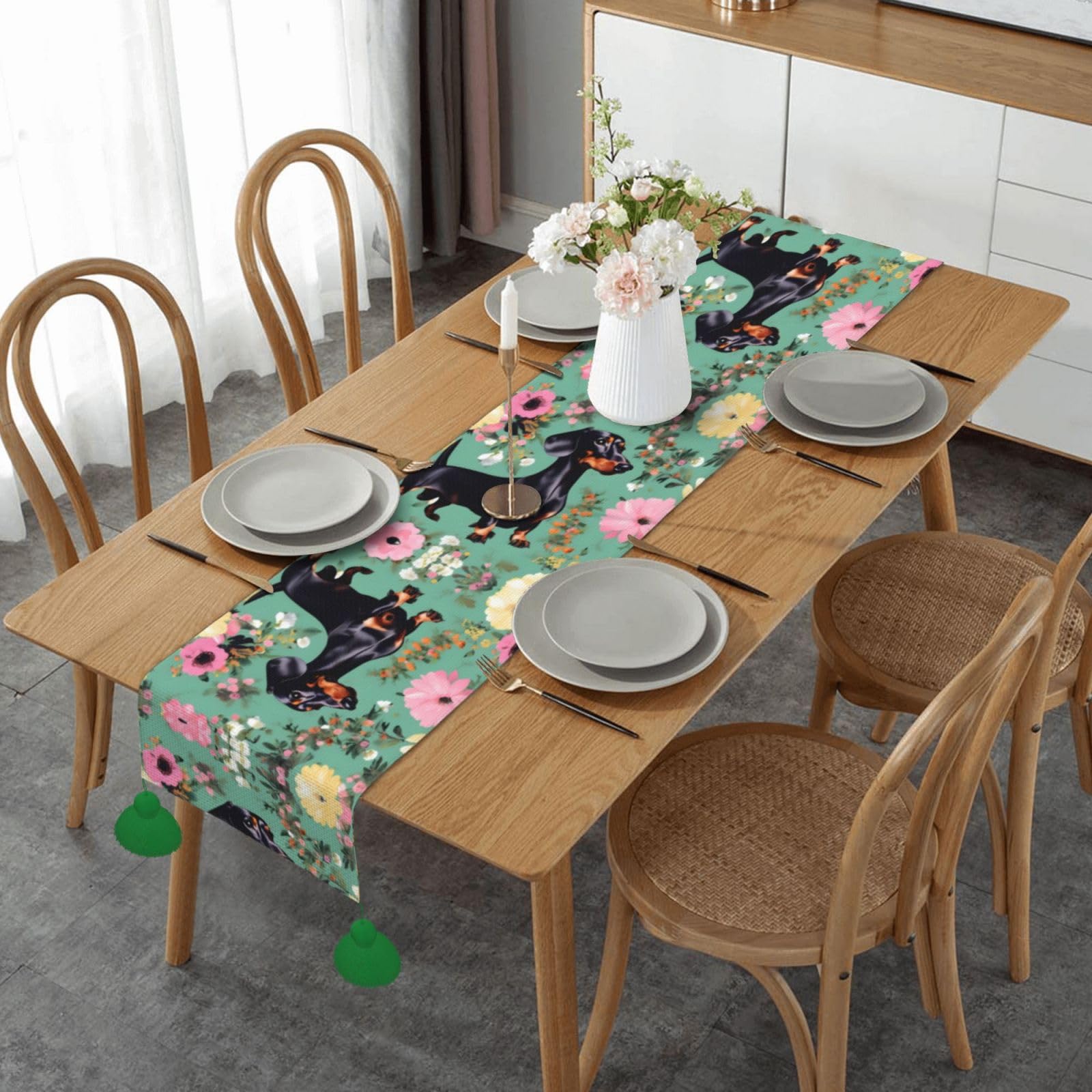 Chemin de table teckel fleuri pour sublimer le repas de Noël en famille