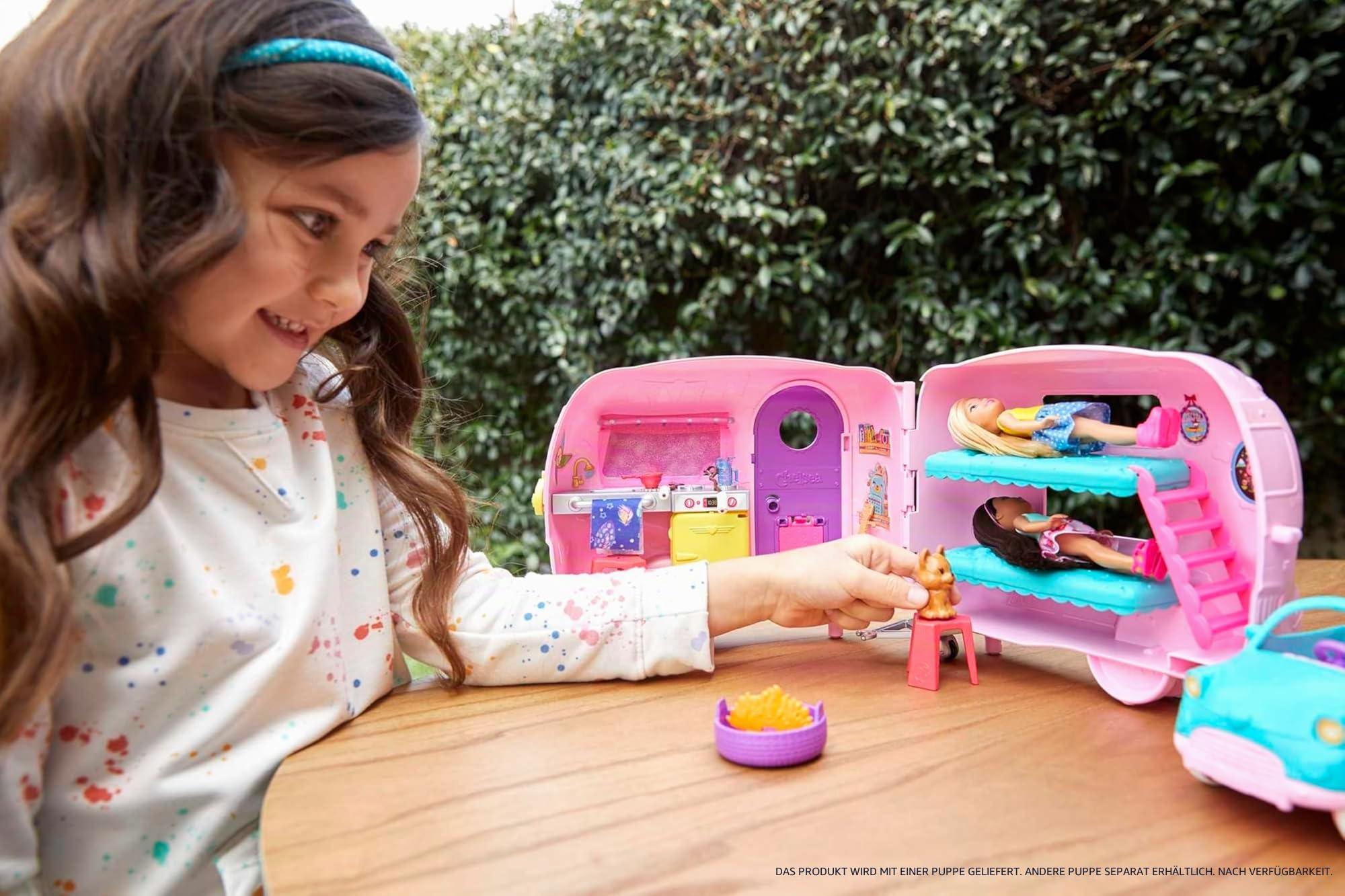 Barbie Chelsea Serie, Chelsea Auto und Camper Set mit 10+ Barbie Camping Accessoires, 1x Chelsea Puppe, Teal Auto und Pink Mini Camper, Geschenke für Kinder ab 3 Jahren,FXG90