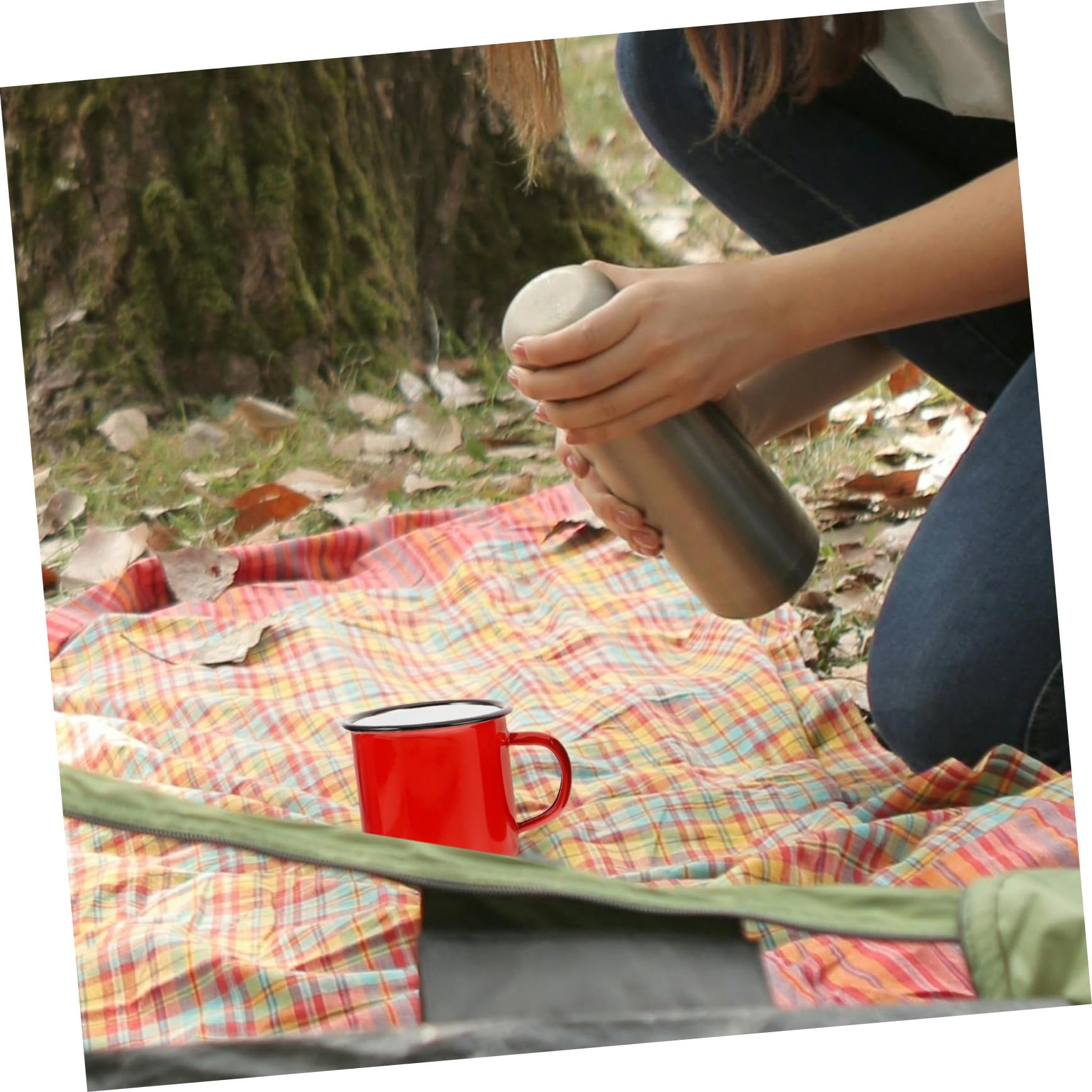 4 Stück Teiliges Vintage Emaille Tassen Retro Emaillierte Kaffeebecher im Klassischen Stil Robust und Rostfrei für Camping Outdoor Frühstück und Alltag in Rot Gelb Pfauen grün