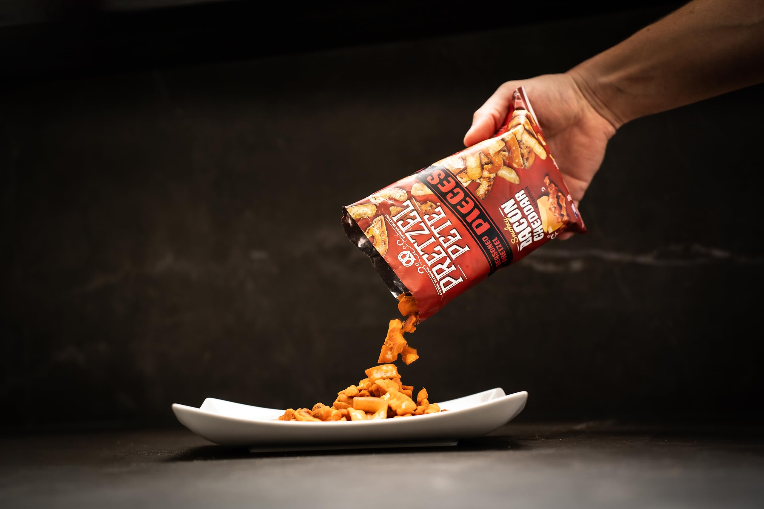 Pretzel Pete Pretzel Pieces - Smokey Bacon Cheddar, Leckeres Bretzelgebäck – Salziger Knabberspaß - (8x160g)