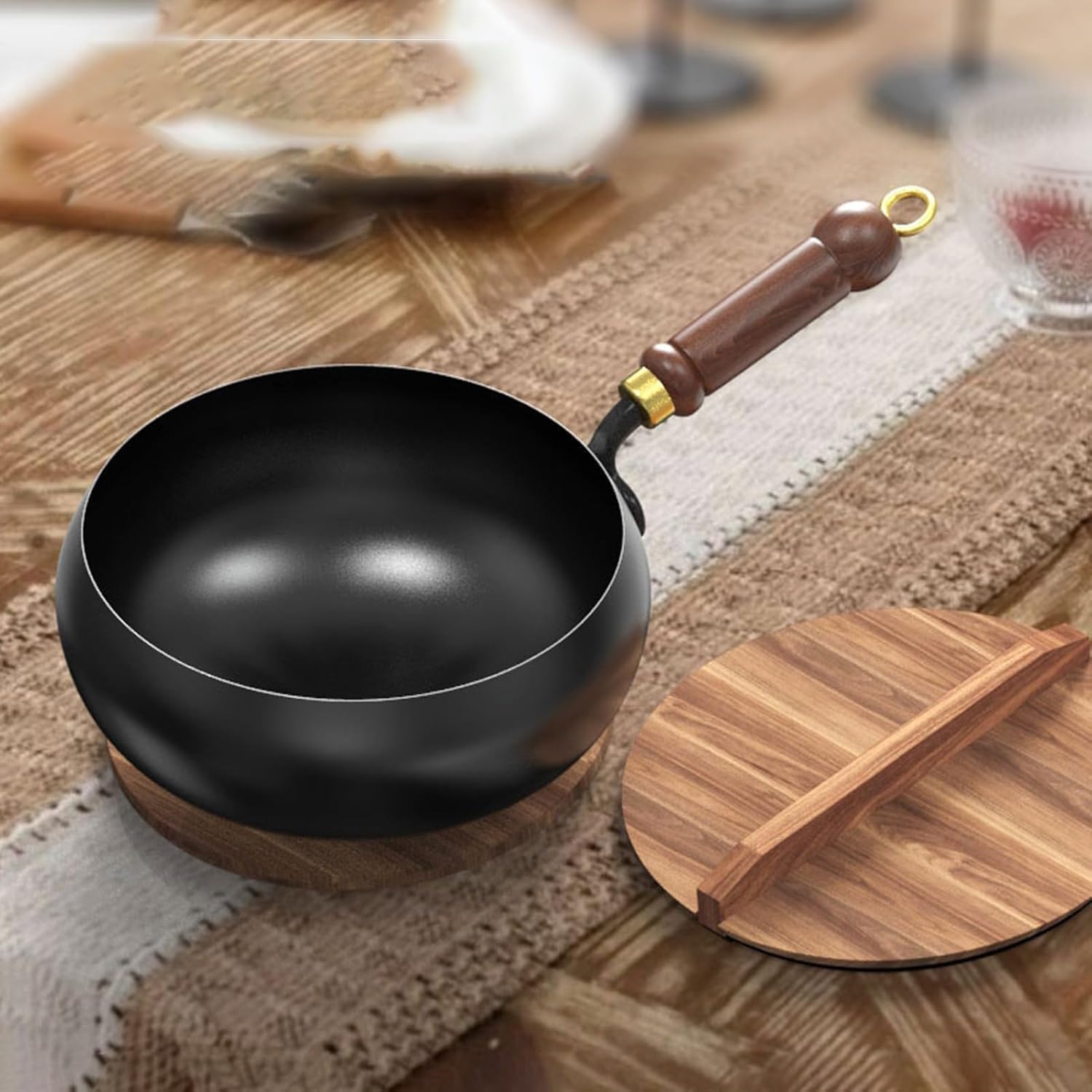 Wok Giapponese in Ferro forgiato a Mano con Coperchio in Legno – Wok in ghisa Naturale Antiaderente – Wok in Acciaio Inox Senza Rivestimento – Compatibile con induzione, Gas ed Elettrico,24cm