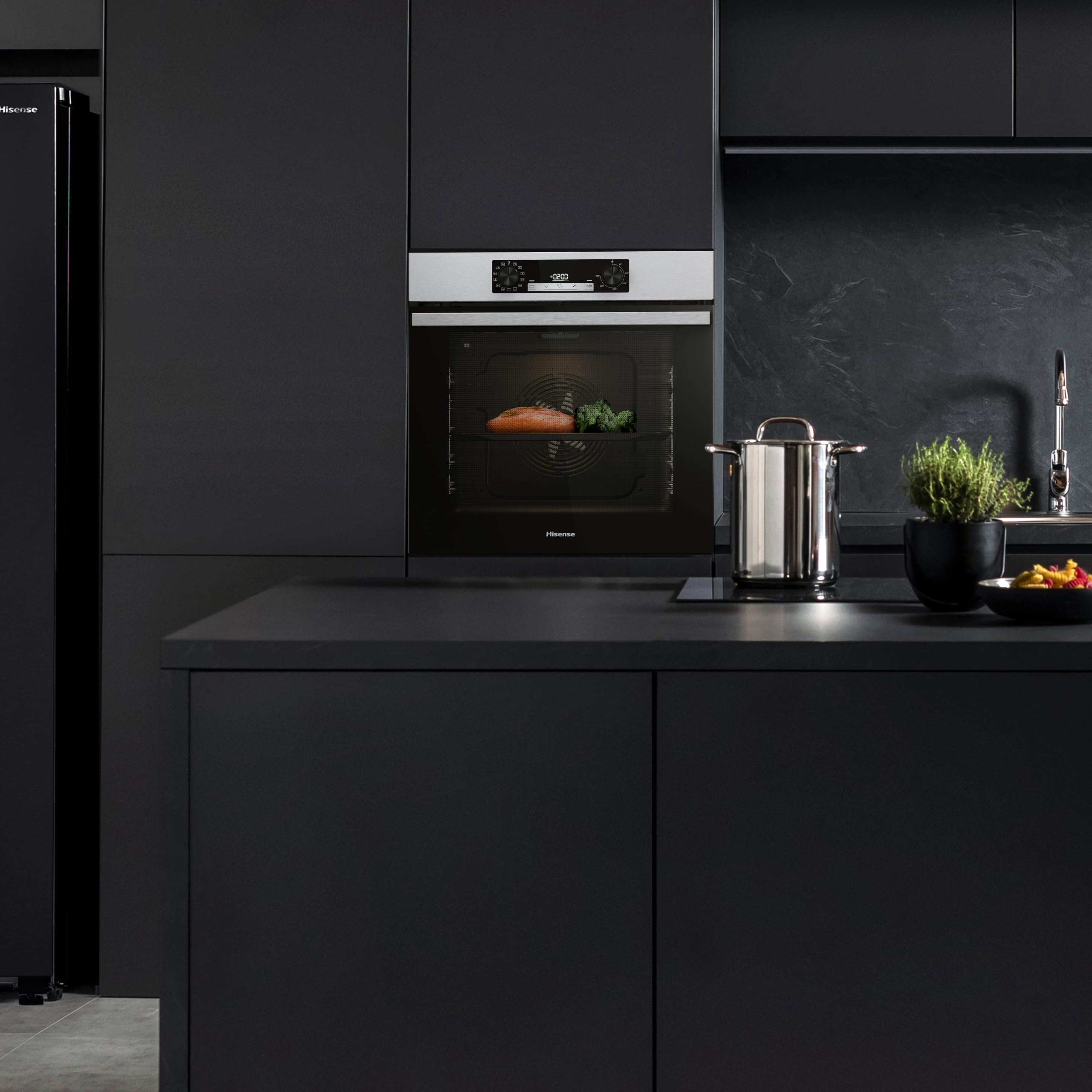 Hisense OP64211EX NUOVO Forno da Incasso Multifunzione 73 litri, Termoventilato, 3 vetri, Pulizia Pirolitica, 13 Funzioni, Pizza 300°C, AirFry, Display Touch, Guide Telescopiche, Inox con Vetro Nero