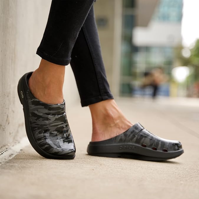 OOFOS OOcloog - Womens Lightweight Recovery Footwear - Reduces Pressure on Feet, Joints & Back - Machine Washable