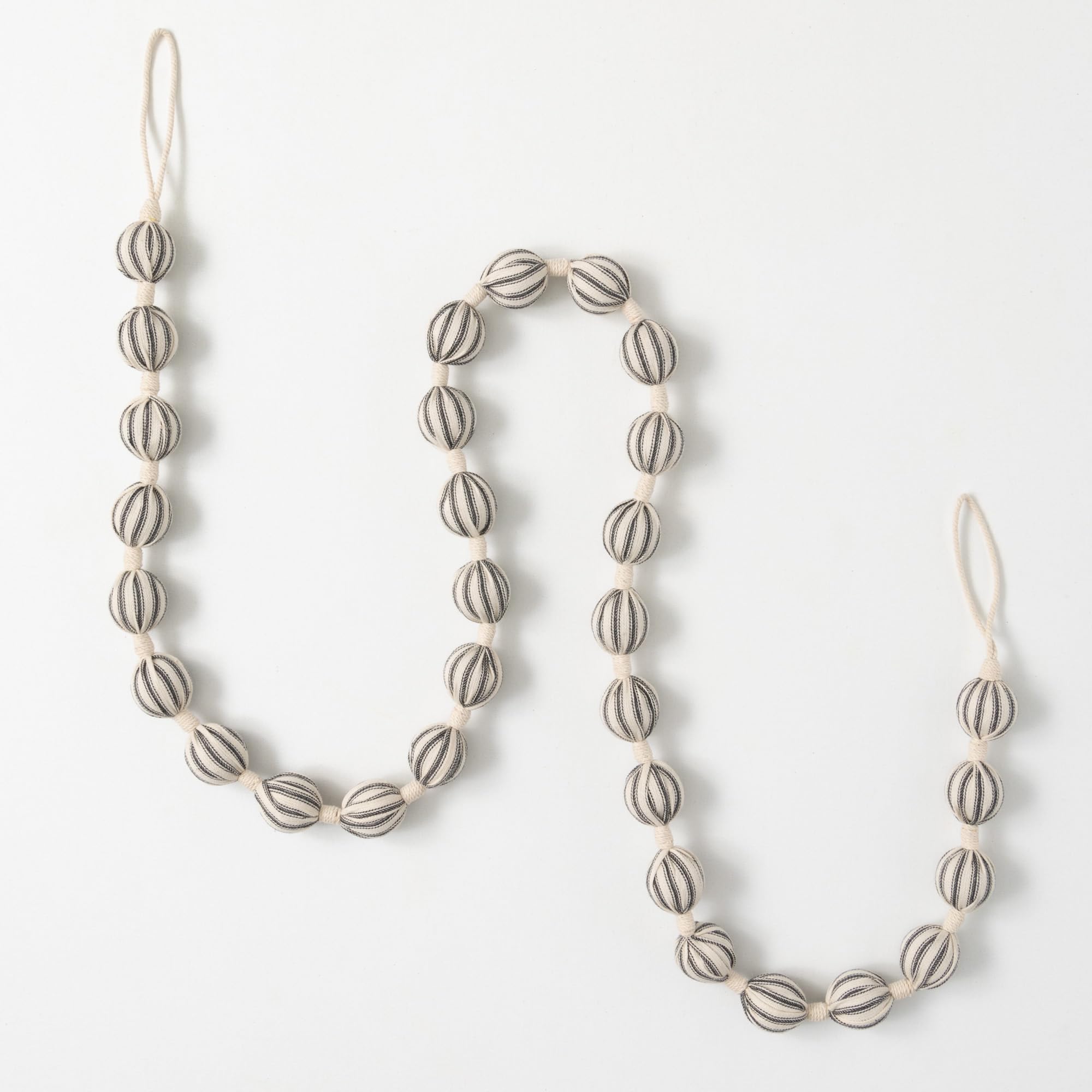 Guirlande de boules de Noël en tissu Sullivans 183 cm : finie la déco fragile