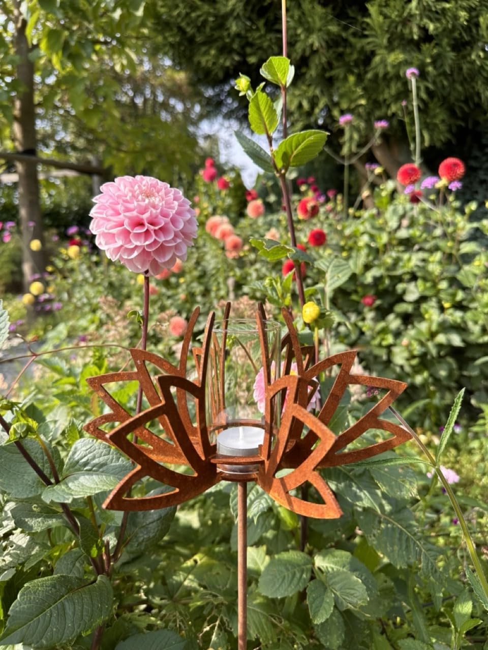 Windlicht auf Stab, Lotus Gartenfackel aus Corten-Stahl, Garten Deko Stecker, Laterne Beleuchtung