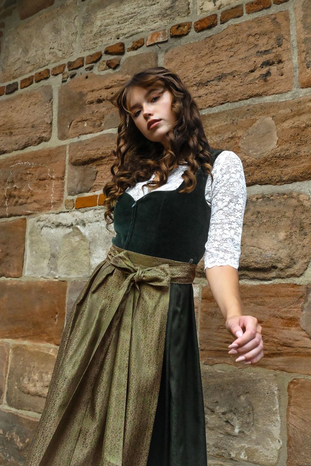 Edelnice Trachtenmode Midi Dirndl Livia Samt Grün inkl. traditioneller Dirndlschürze