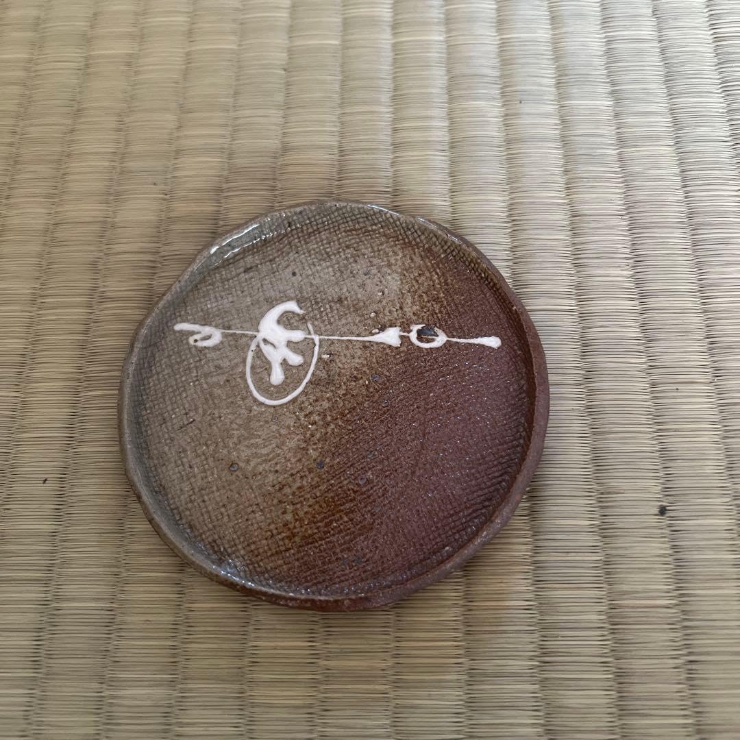 茶色の陶器皿 白い模様コースター