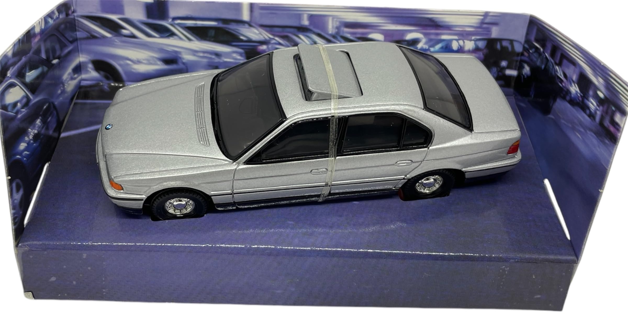 James Bond - Corgi CC99105 - Le monde ne suffit pas - BMW Z8 avec Diorama