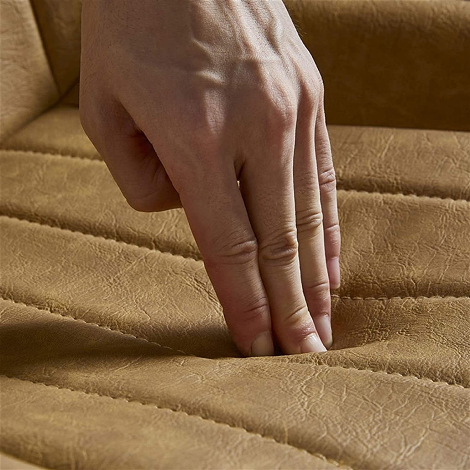 Chaise de salle à manger moderne verte avec siège en cuir synthétique et dossier ergonomique, pieds en métal noir robuste, assemblage facile, assise confortable pour salle à manger