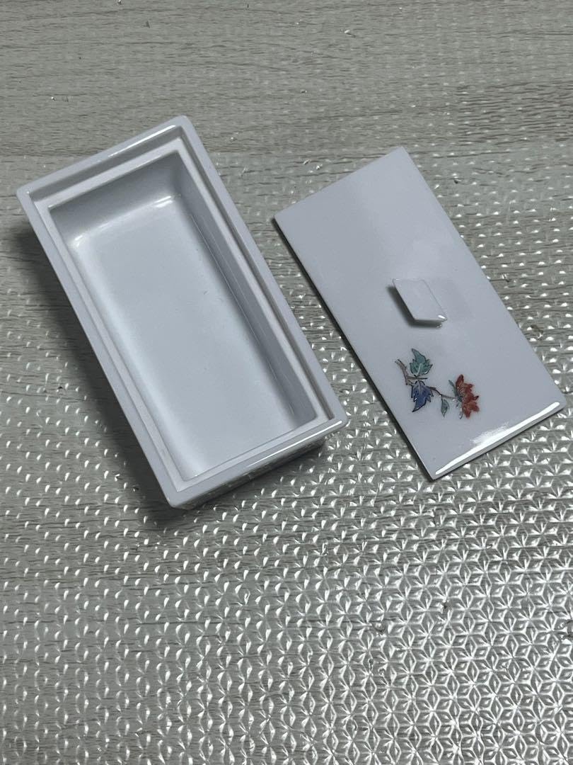 Amazon | 重要無形文化財 14代 井田 柿右衛門 蓋付楊枝入 管理.KTH Amazon | 重要無形文化財 14代 井田 柿右衛門 蓋付楊枝入 管理.KTH