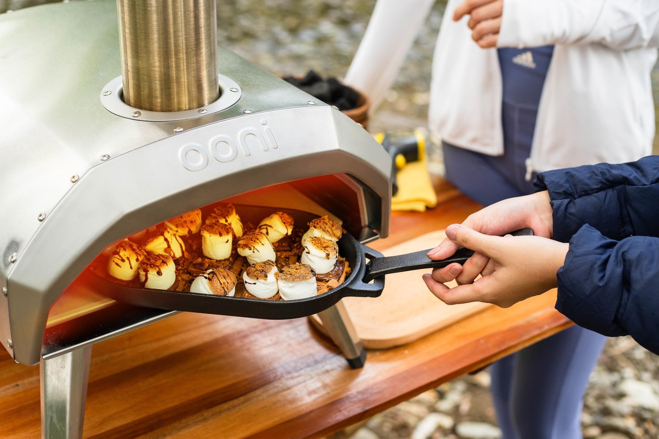 Ooni Karu 12 Pack Four à Pizza Multi-Combustible – Ensemble Complet avec Pelle à Pizza 12", Housse de Protection et Poêle en Fonte – Four Extérieur Portable (Bois, Charbon ou Gaz)