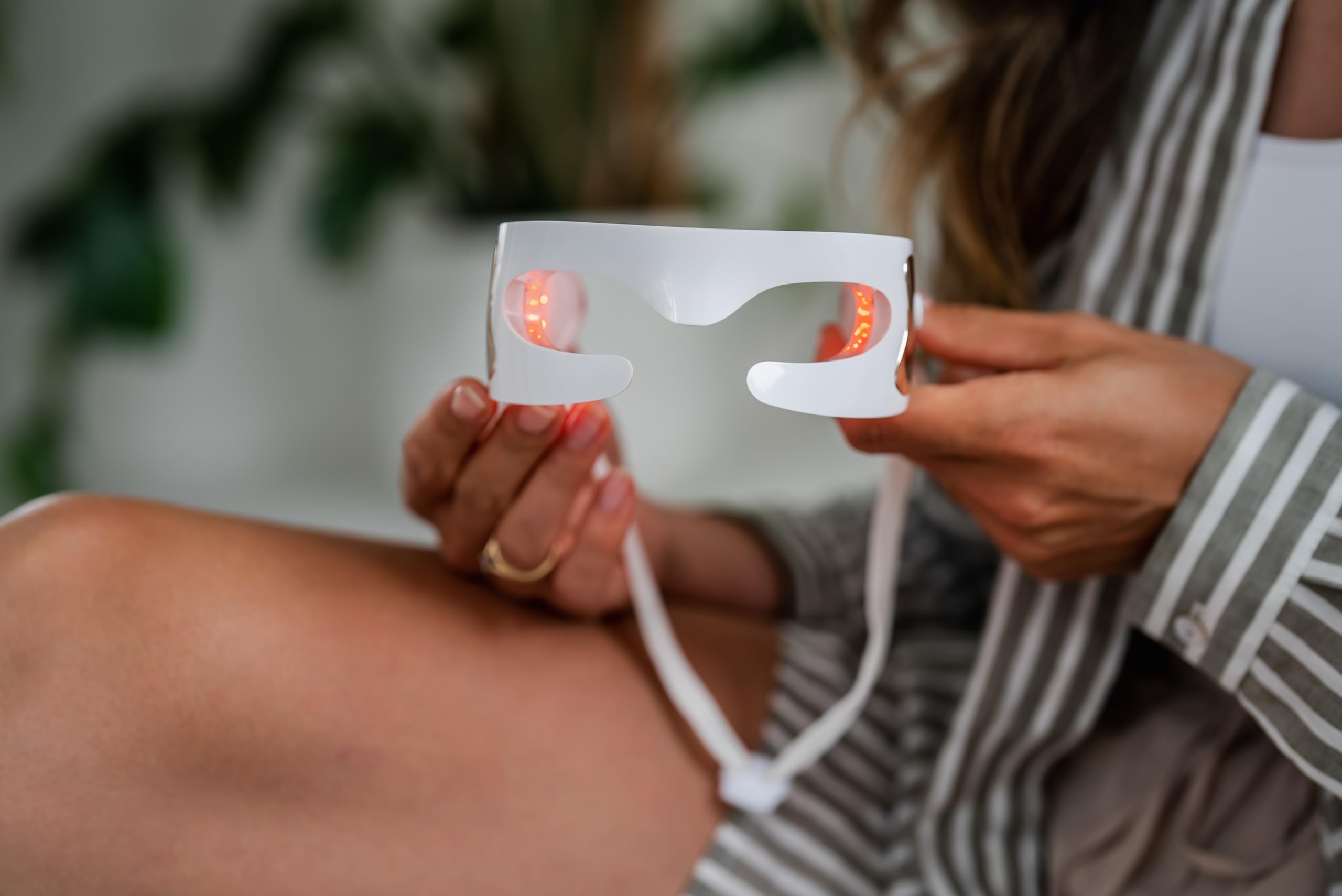 Beautifly - Masajeador de Ojos Serene – Terapia de Luz Roja para Reducir Estrés y Signos de Fatiga, Estilo y Tecnología