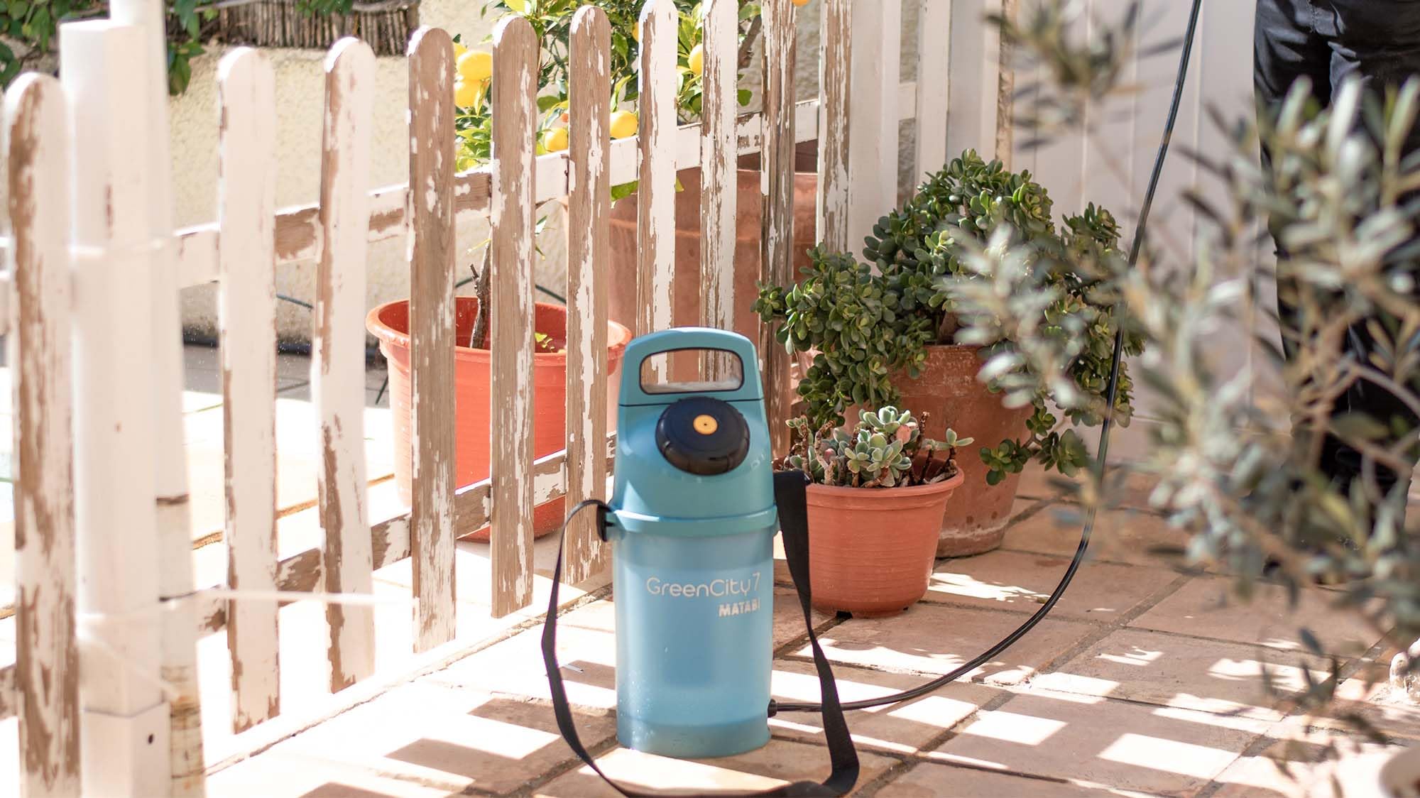 Spruzzatore Manuale GreenCity 2 – Capacità 1,5L – Lancia 13cm E Tubo 1,3m – Per Balcone, Terrazzo, Piante – Prodotto In Spagna