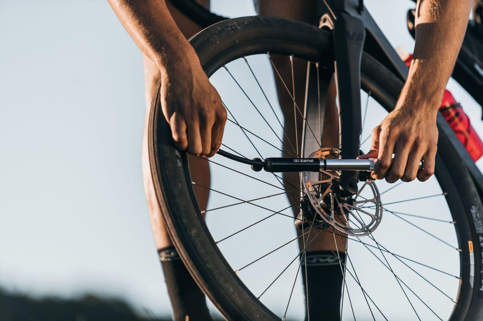 ZEFAL Air Profil FC03, Mini Pompe Aluminium Vélo de Route Universelle - Haute Pression 8 bar - 2 Couleurs