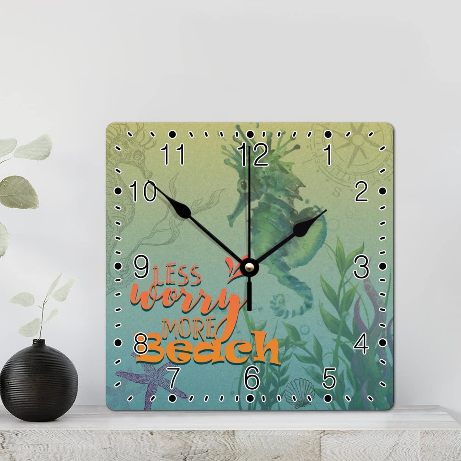 Horloge murale carrée en bois lisible pour habiller un mur vide