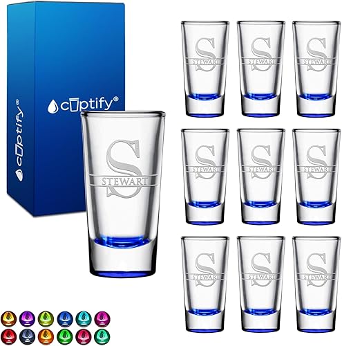 Vasos de chupito personalizados de 1.5 onzas con fondo azul grabado con texto personalizado para bodas, recuerdos de fiesta, regalo de cumpleaños