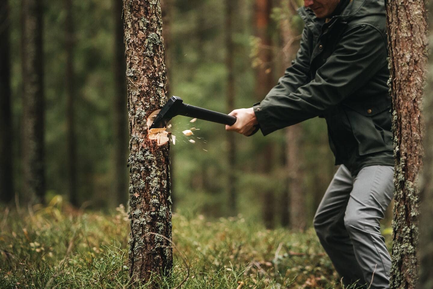 Fiskars gereedschapsset, kloofbijl incl. blad/transportbescherming, staal/ kunststof en handzaag voor vers hout, intrekbaar, roestvrijstalen zaagblad, zwart/oranje, 1025437
