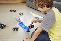 Vista 2 de Hot Wheels Monster Trucks Octo-Slam Hero Playset con vehículo de tiburón tigre fundido a escala 1:64, 2 autos triturables y lanzador, regalo