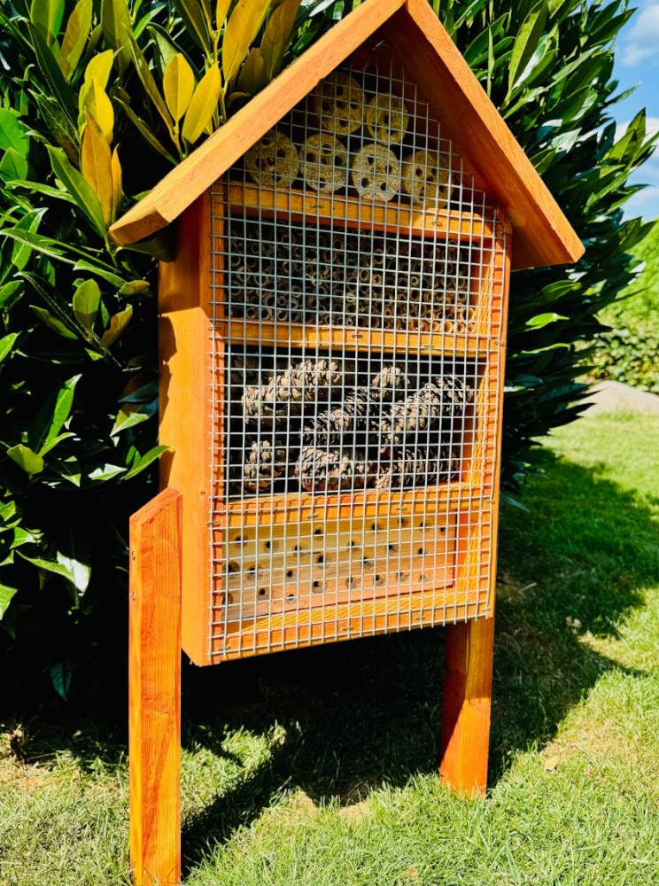 massives handgefertigtes L Insektenhotel aus Holz I 52 x 28 x 12 cm (HxBxT) mit Ständer Höhe 72 cm I Wildbienen Nisthilfe I Bienenhotel I Insektenhaus I wetterfest I lasiert in Braun