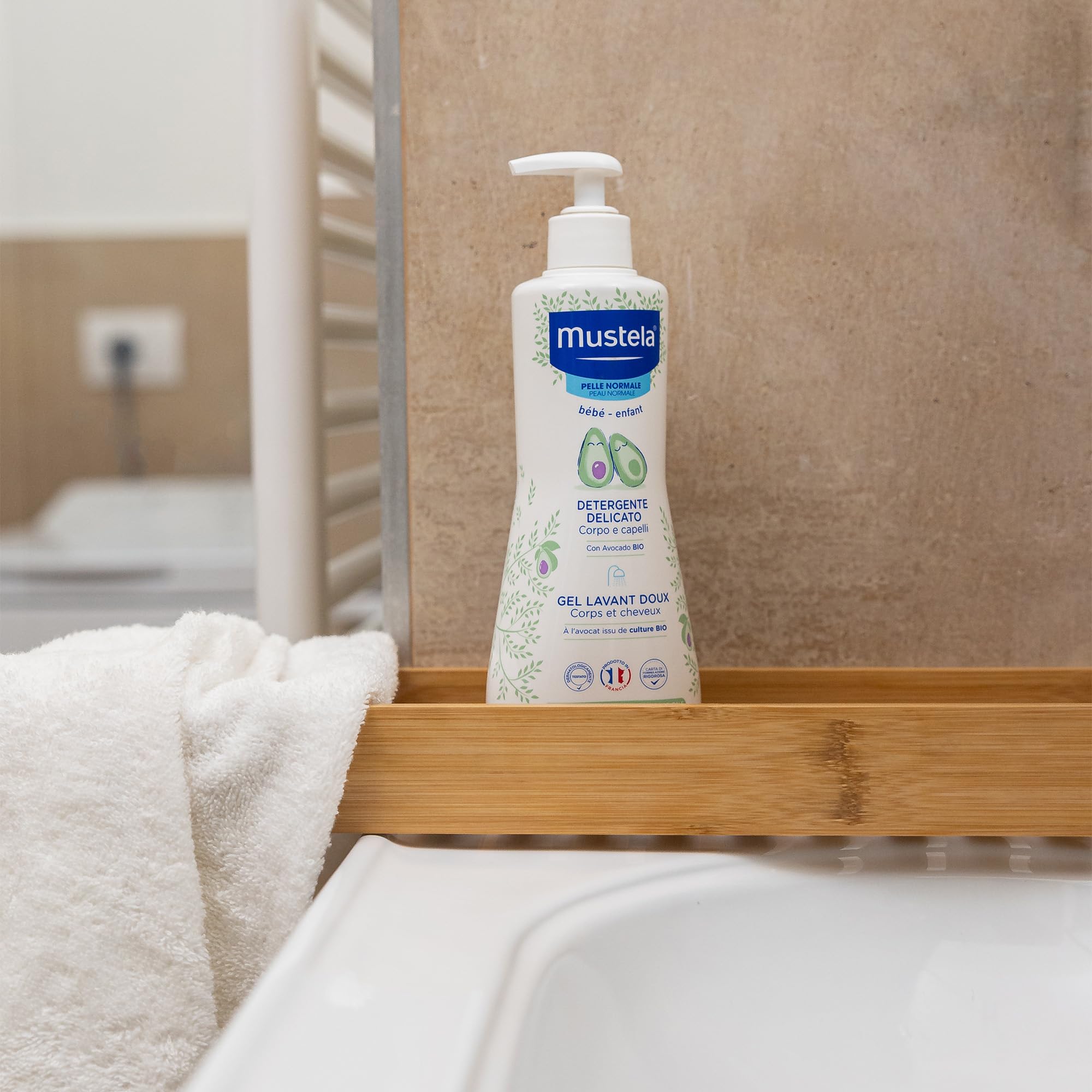 Mustela Detergente Delicato, Corpo e Capelli, per Neonati, Bambini, Adatto a tutta la Famiglia - Deterge Delicatamente e Non Brucia agli Occhi, 93% Ingredienti di Origine Naturale (750ml)