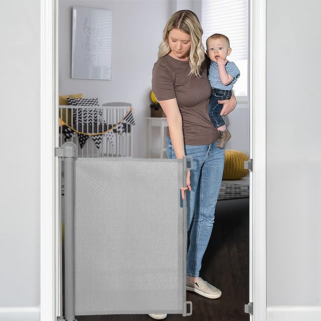 YOOFOR Retractable Gate for Babies, Extends to 140 cm, 83 cm Tall, Extra Wide Safety Baby Gate, One Handed Silent Operation. Mesh Safety Gate for Stairs/Doorways/Hallways/Outdoor, Grey