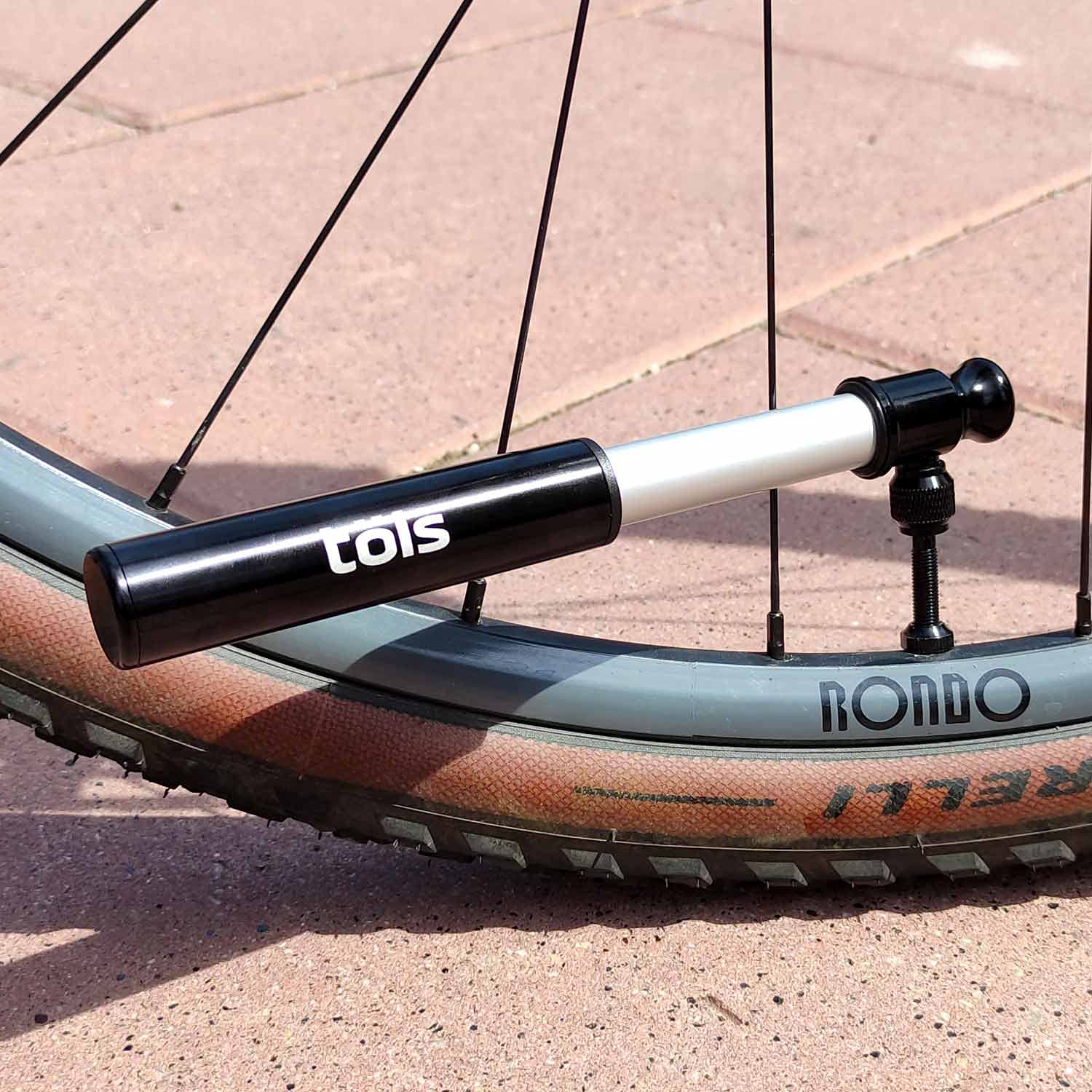 TÖLS Mini-Fahrradpumpe Aina, 132 ml, 80 PSI, Fahrrad-Reparaturset, inklusive Fahrradhalterung, tragbarer Luftpumpe für MTB, E-Bike und Rennrad, manuelle Steuerung oder CO2-Luftkompressor, Schwarz