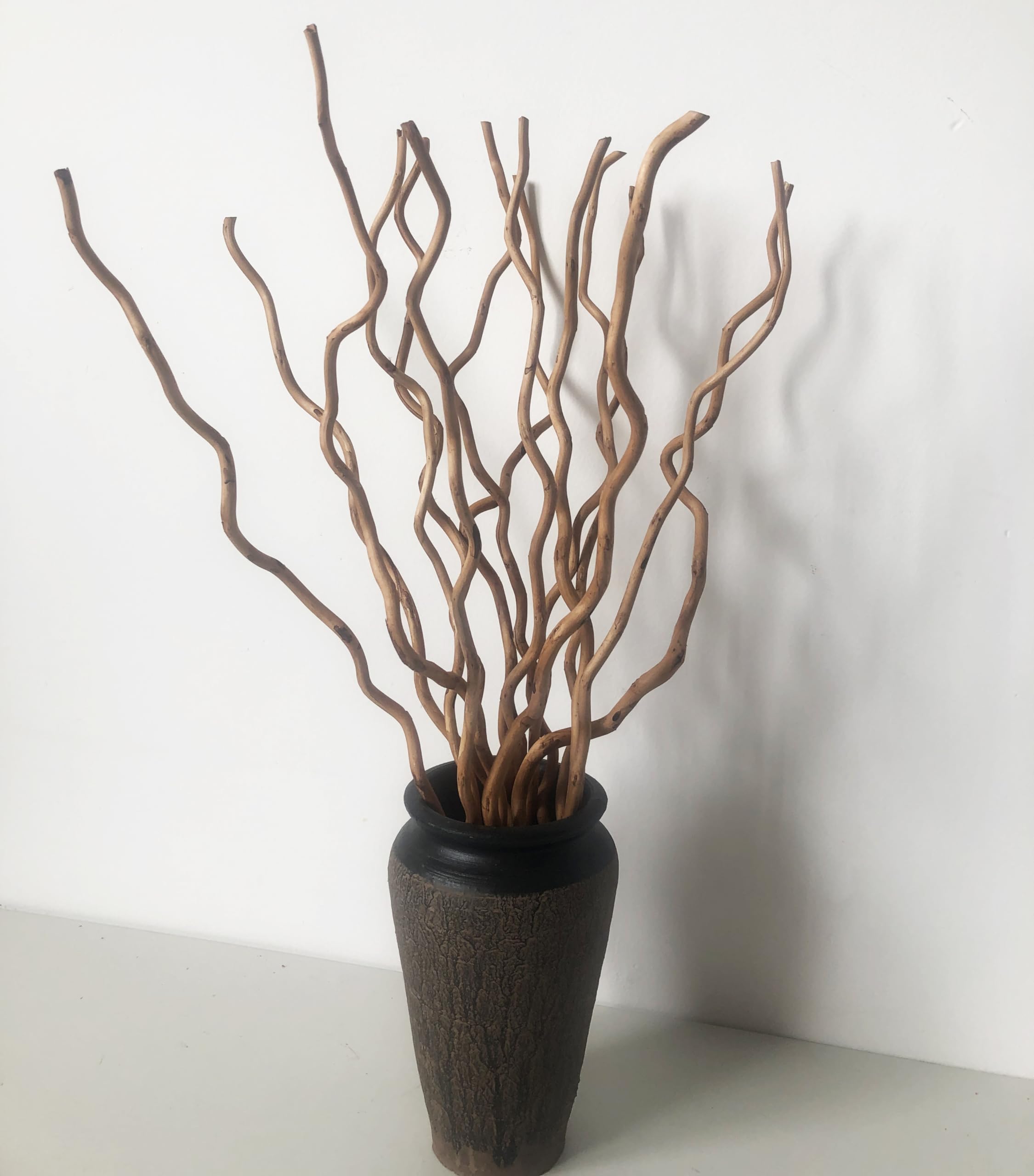 Mannequin Met Lange Kleding En Het Krullende Kapsel En Make-up Stellen Dichtbij Muur Met Houten Pool 84437813 Mannequin Met Lange Kleding En Het Krullende Kapsel En Make-up Stellen Dichtbij Muur Met Houten Pool 84437813