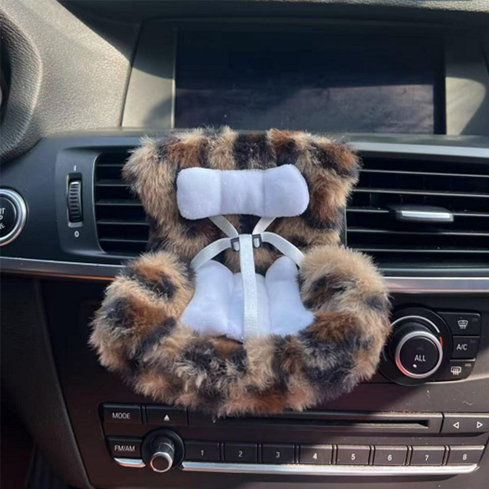 NUJOLI La-bubu Car Seat with Soft Furry Cushion for 10-17cm Dolls, La-bubu Accessories, Car Air Vent Decor, Includes Seat Leg for Desktop Display — image 1