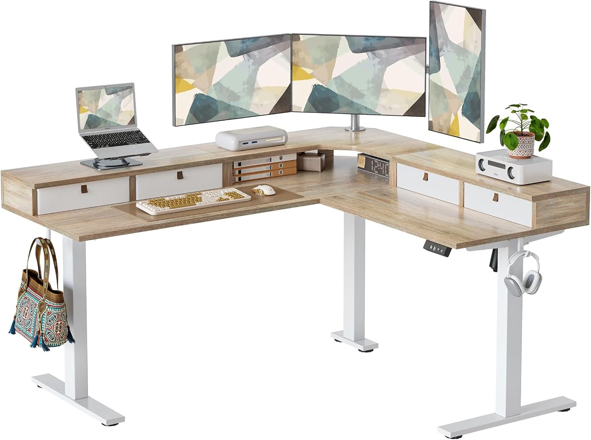 TIQLAB Escritorio de pie en forma de L de 63 x 55 pulgadas, altura ajustable, escritorio de esquina eléctrico con 4 cajones y estante superior, mesa de ordenador con tablero de empalme, arce