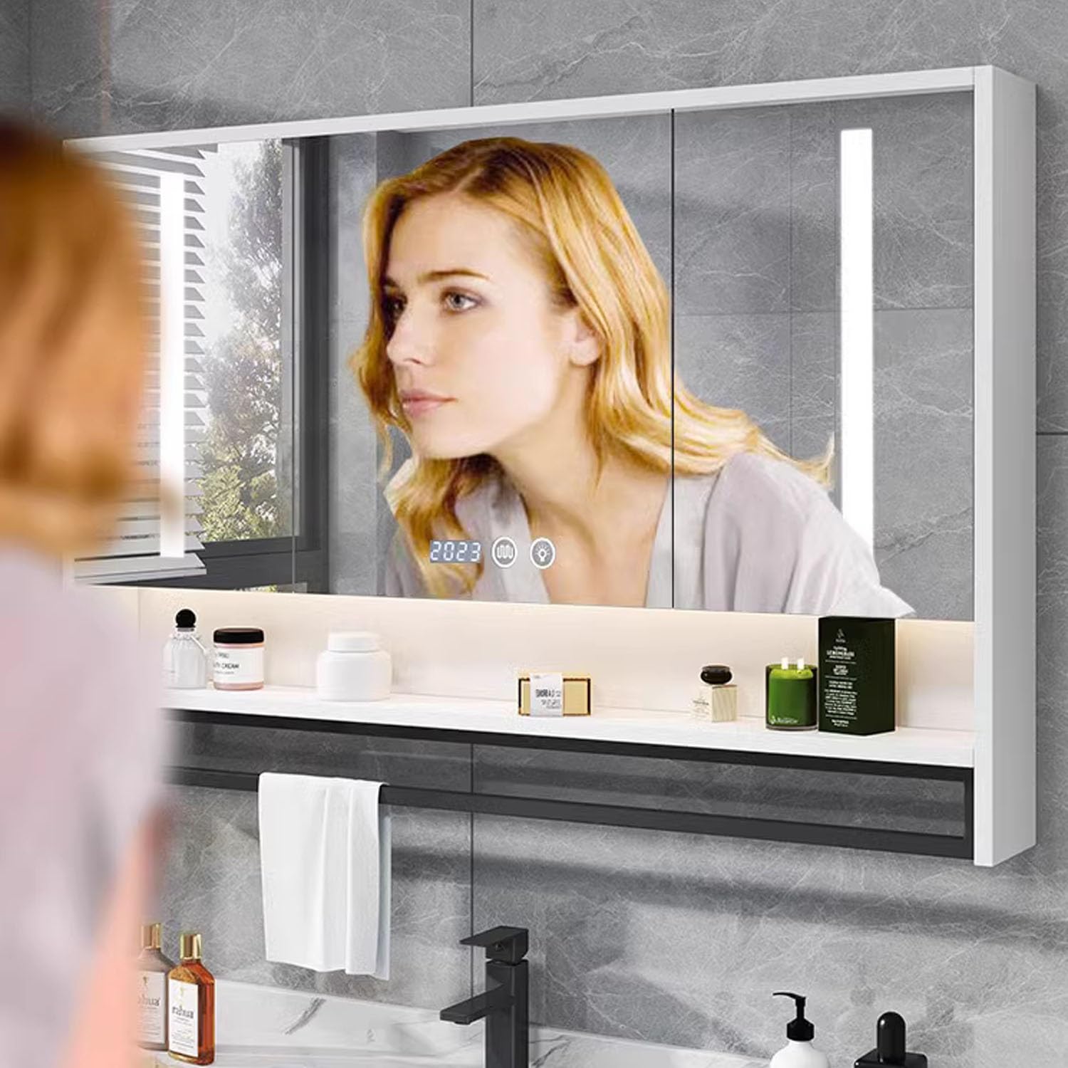 Armoire à Miroir LED Salle De Bain Avec Désembuage – 3 Portes Tournantes – Bois Massif Et Verre – Design Moderne 120x75x12 Cm – Noir Ou Blanc