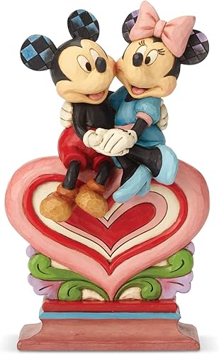 Enesco Disney Traditions by Jim Shore - Figura de Mickey y Minnie Mouse sentados en corazón, 8.5 pulgadas, multicolor