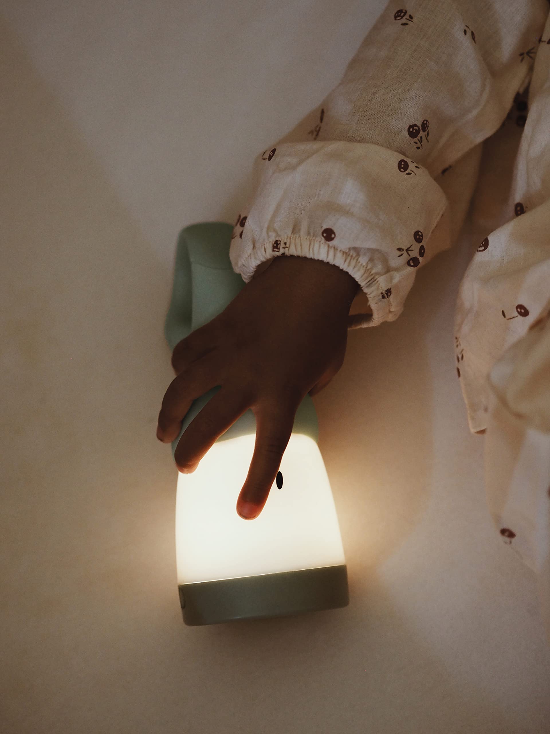 Beaba Lampka nocna dla dzieci/niemowlęcia, przenośna bezprzewodowa, Ewolucyjna w Latarkę, miękkie światło, ergonomiczna konstrukcja: Przyczepia się do uchwytów, łóżko z drążkiem, długa żywotność 90 godzin, Latarka Pixie, szałwiowa zieleń