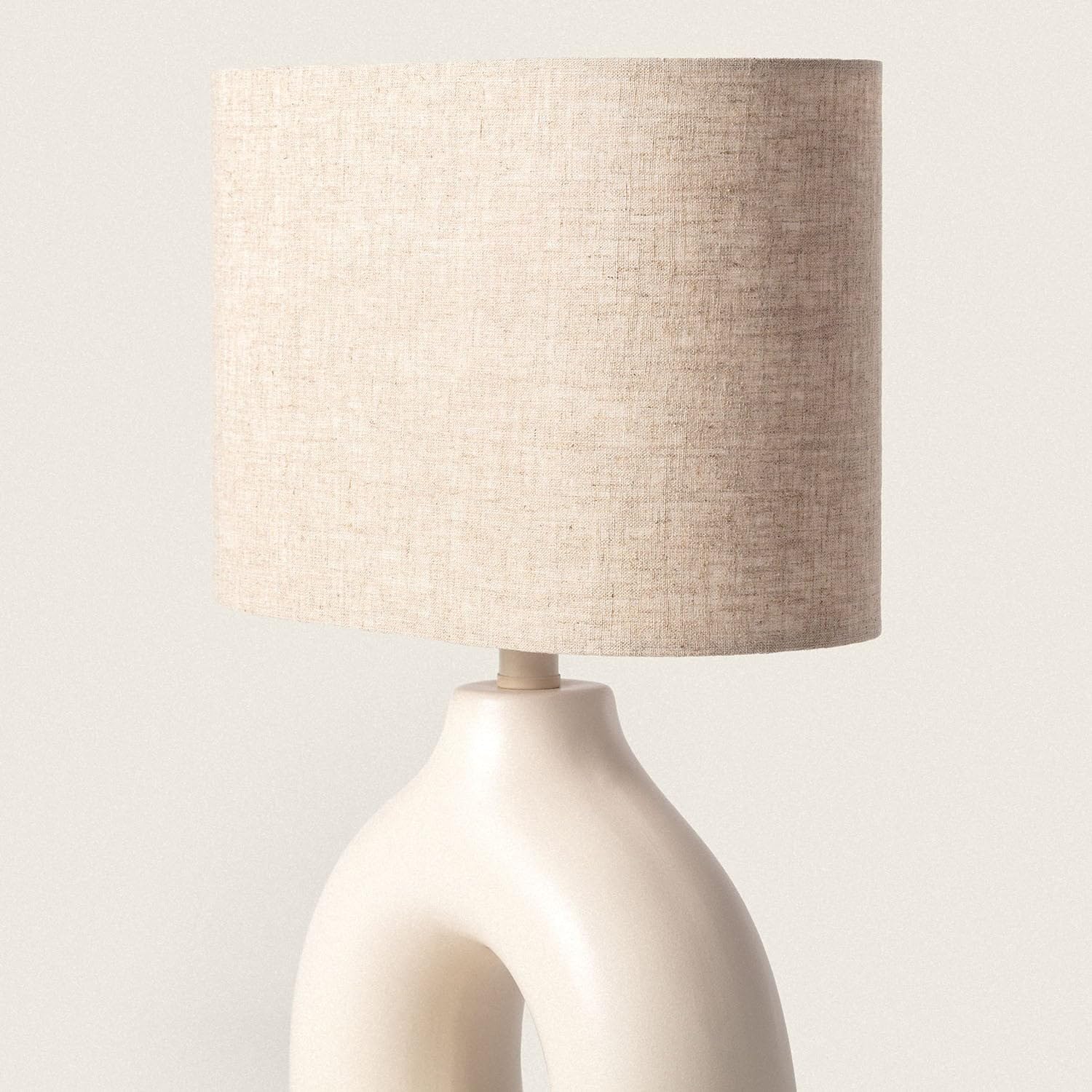 LEDKIA LIGHTING - Lampada da Tavolo Ceramica e Tessuto | Stile Boho Chic | Attacco E27 max 40W | Interno IP20 | Altezza 430mm | Larghezza 260mm | Lunghezza 35mm, Beige