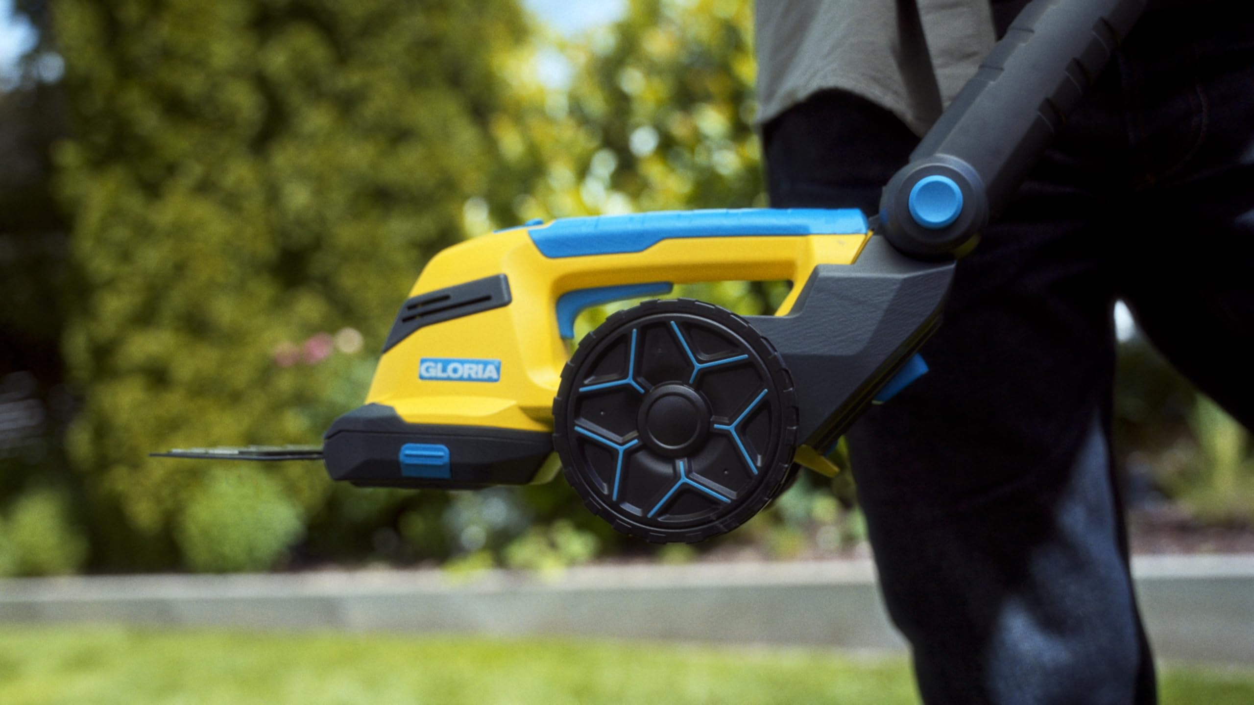 GLORIA FineCut 18 V compact Drive&Cut | przedłużenie uchwytu do nożyc do trawy i krzewów Gloria | ergonomiczny miękki uchwyt | chroni plecy | regulowany kąt roboczy | płynnie pracujące koła