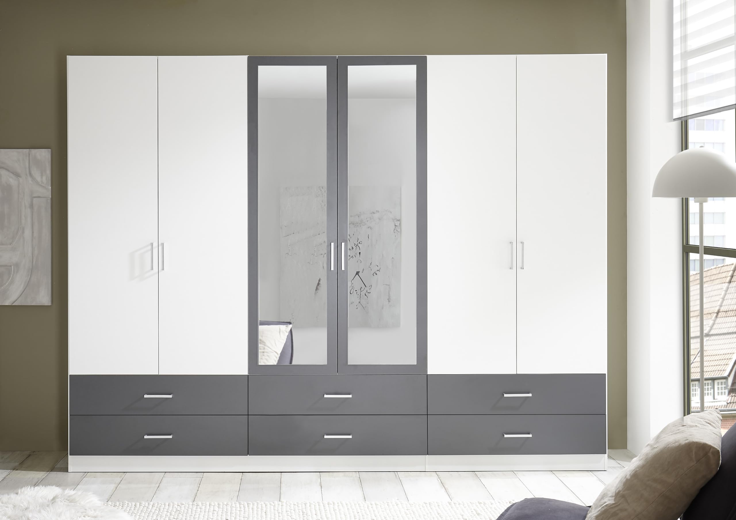 AVANTI TRENDSTORE Lambrugo - Armadio a 6 ante battenti, di cui 2 con specchio e 6 cassetti, in legno laminato di colore bianco/grafite. Misure ca. LAP 272x211x55 cm.