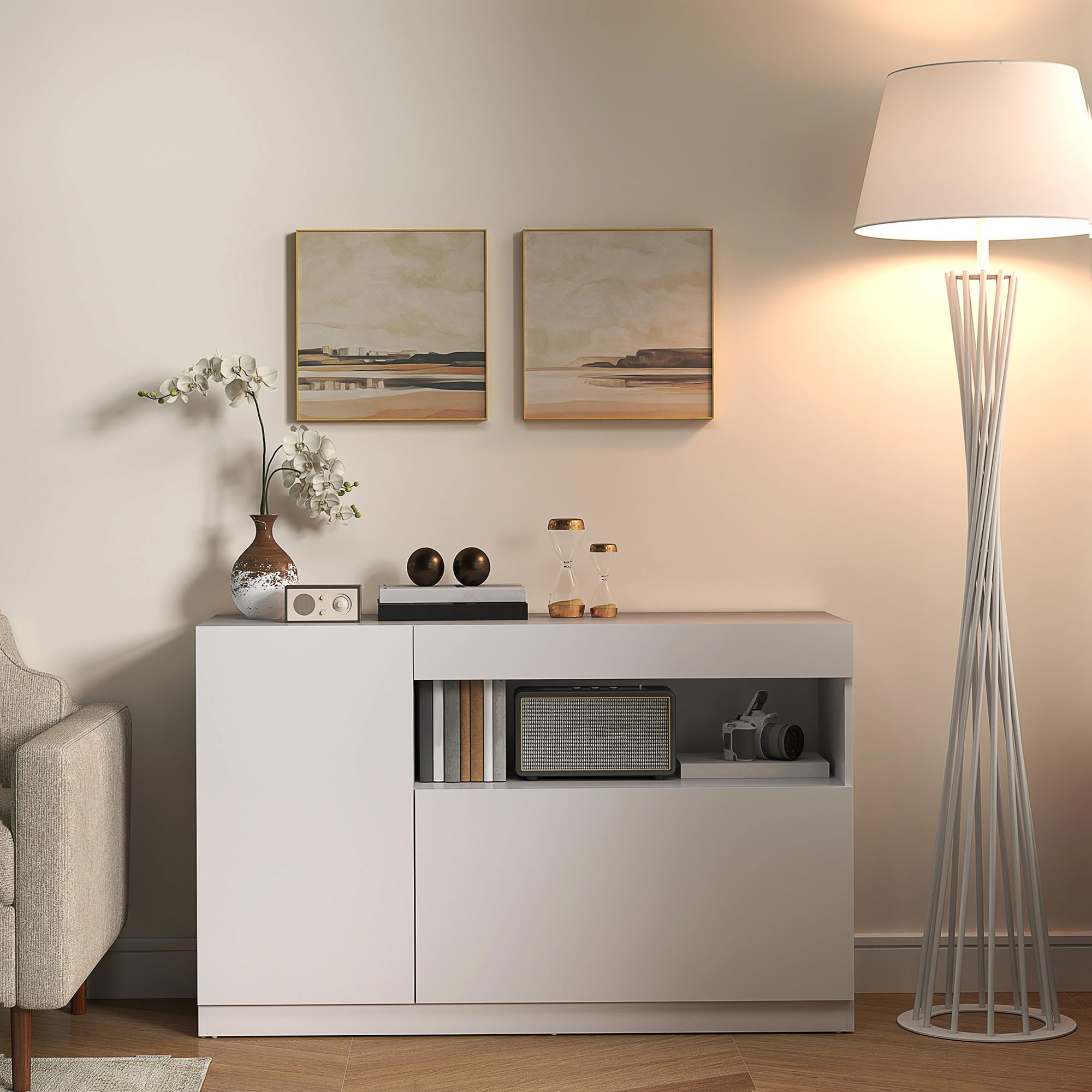 HOMCOM Credenza Cucina Bassa con Ante Ammortizzate, Mobile Buffet con 2 Armadietti, Scaffale Aperto, 2 Fori Passacavi, Ripiano Regolabile e Sistema Antiribaltamento, Bianco