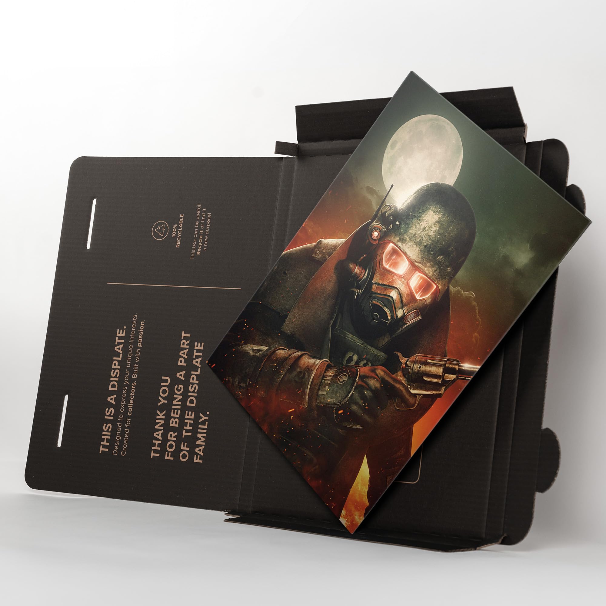 Displate – Poster in metallo – Montaggio magnetico – Fallout – Courier Six – Dimensione L – 67,5 x 48 cm