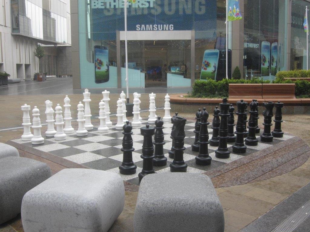 Ubergames Figuras de ajedrez Mega Giga (94 cm) de plástico de alta calidad, resistente a la intemperie, resistente a los rayos UV, figuras de ajedrez de campo abierto, grandes
