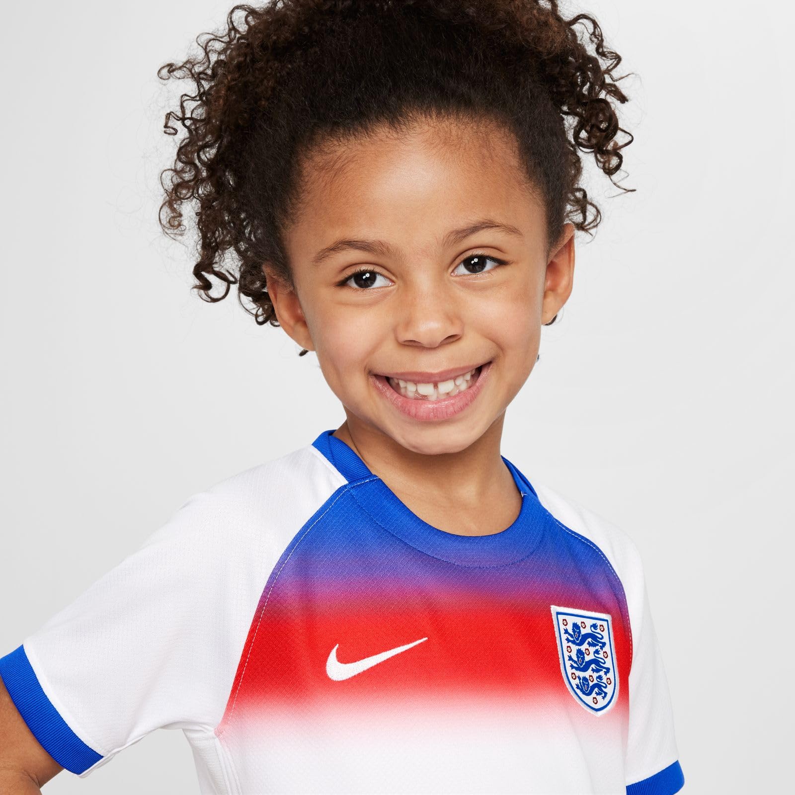 England 2025/26 Stadium Home dreiteiliges Nike Replika Fußballtrikot-Set für jüngere Kinder, FZ9233